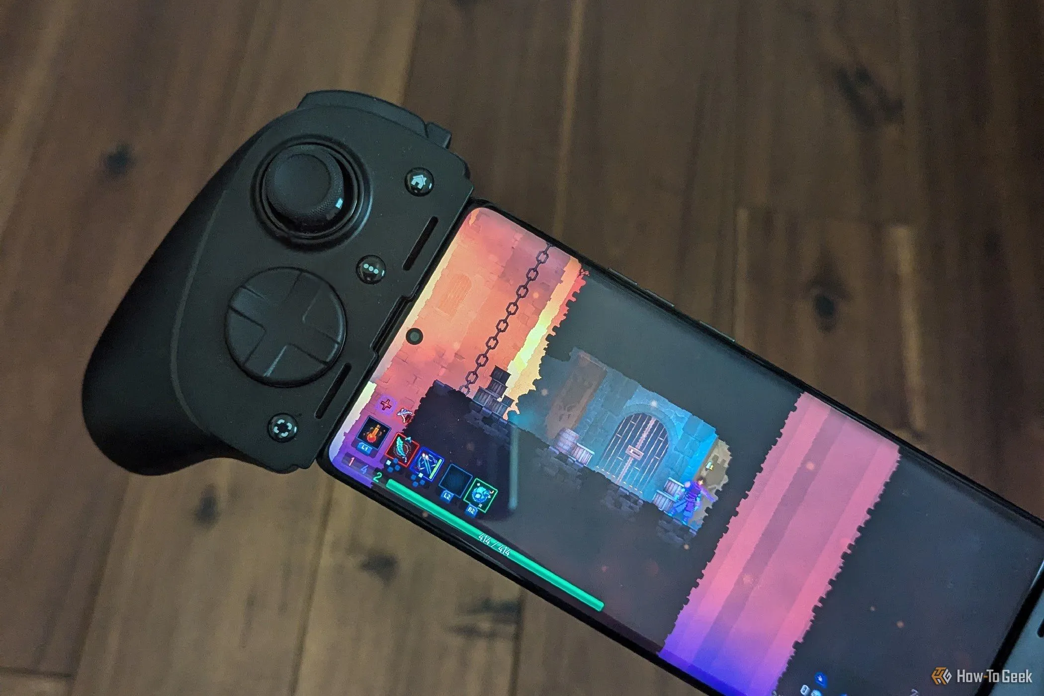 Tay cầm Razer Kishi Ultra gắn với Moto Edge+ 2023 đang chơi Dead Cells, nâng cao trải nghiệm game 2D trên màn hình điện thoại.