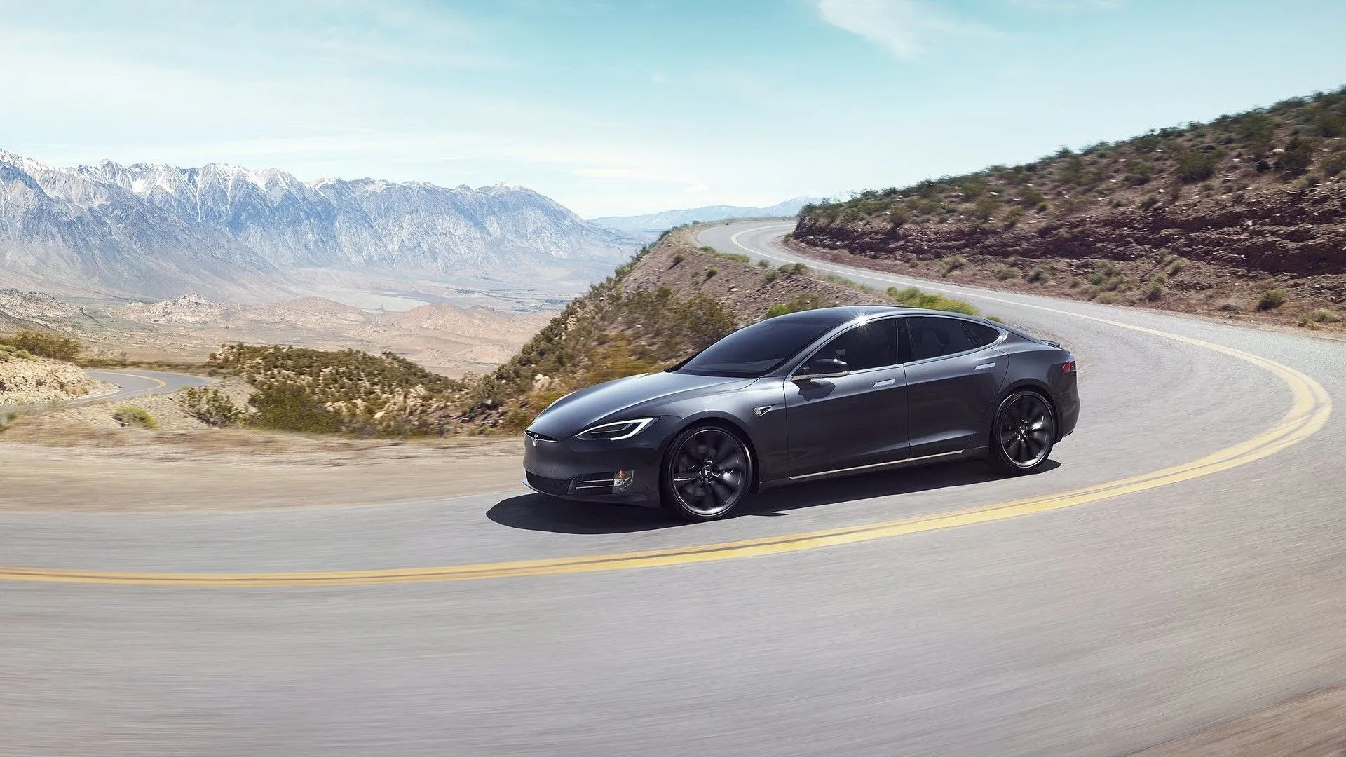 Tesla Model S 2017 nhìn từ góc 3/4 phía trước