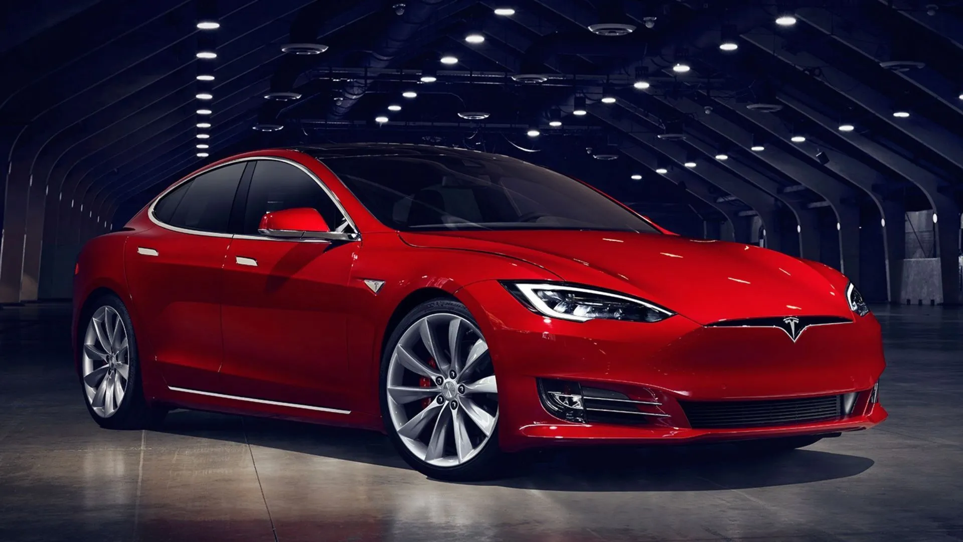 Tesla Model S P100D 2018 màu đỏ đậu trong nhà chứa máy bay, tiên phong về công nghệ xe điện hiệu suất cao