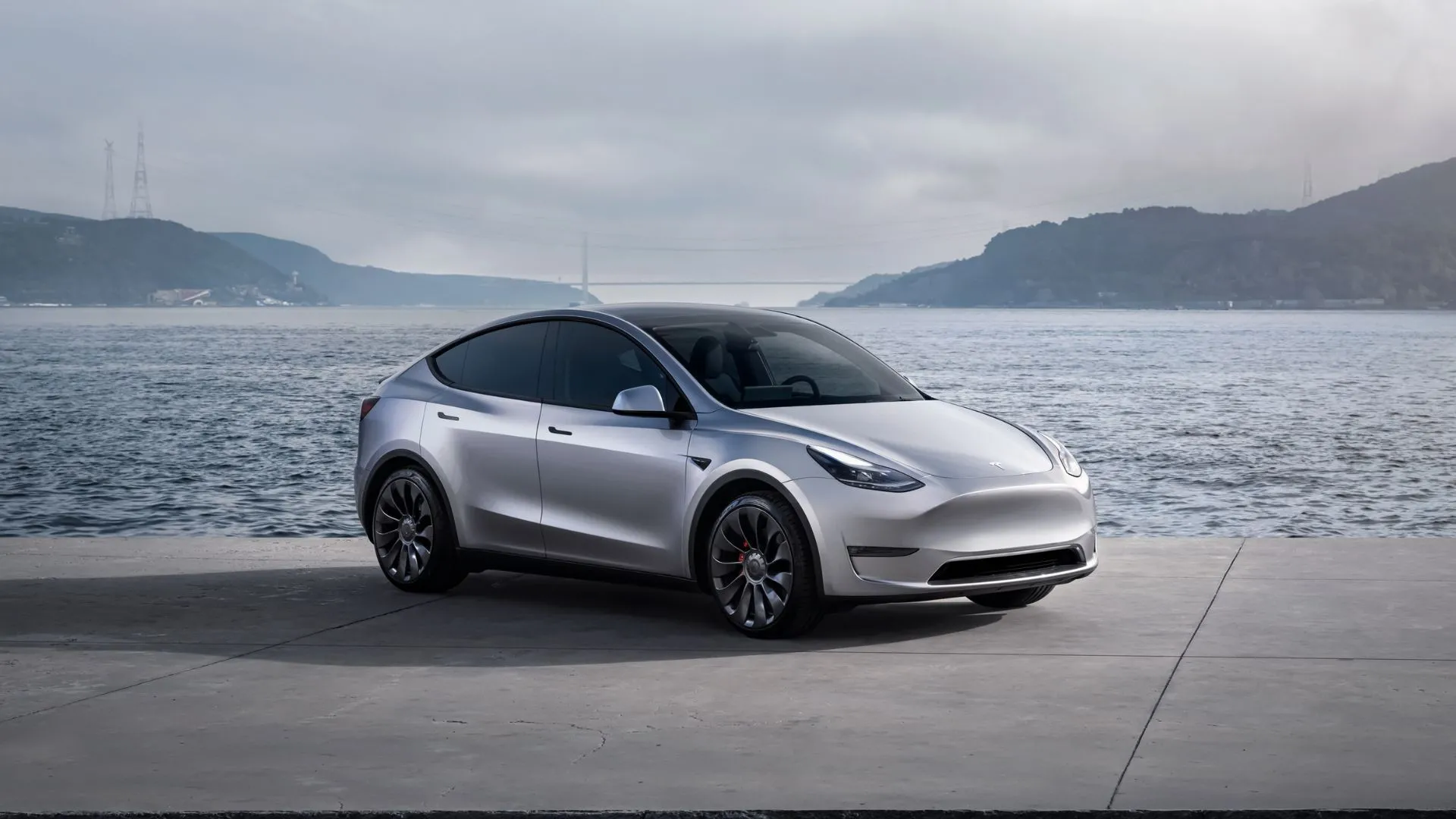 Tesla Model Y màu bạc, một trong những mẫu xe điện phổ biến nhất, nổi bật với công nghệ tự lái tiên tiến.