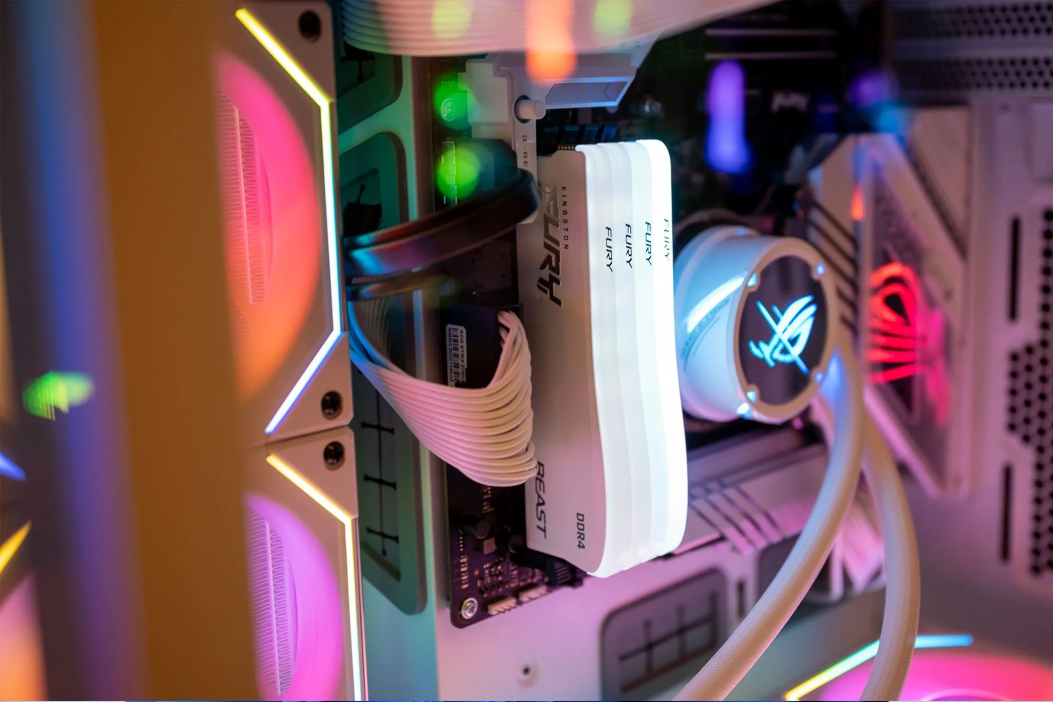 Thanh RAM có đèn LED RGB trong vỏ case PC đầy màu sắc