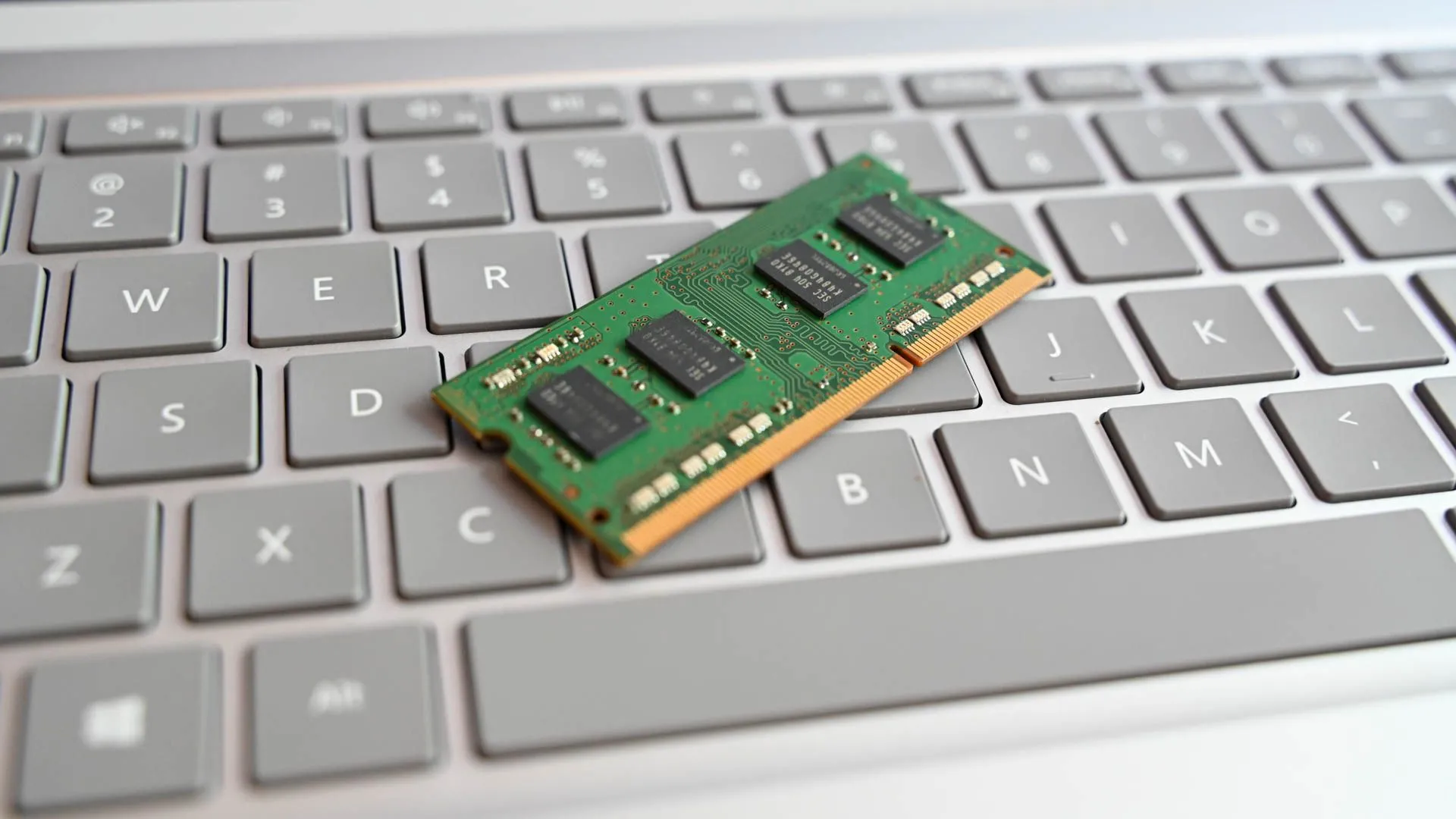 Thanh RAM laptop đặt trên bàn phím, minh họa khả năng nâng cấp bộ nhớ cho Mini PC Plex