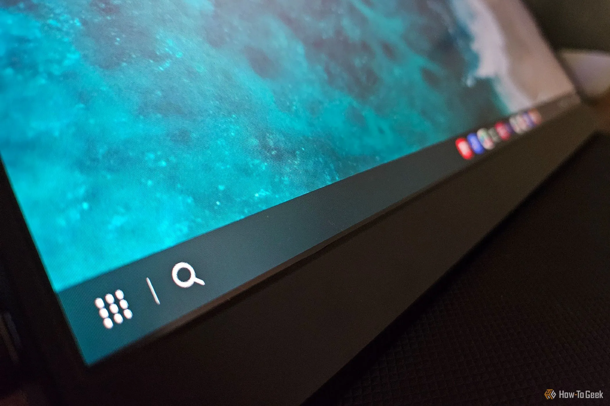Thanh tác vụ Samsung DeX hiển thị trên màn hình di động, thể hiện sự tối giản và không có icon cố định.
