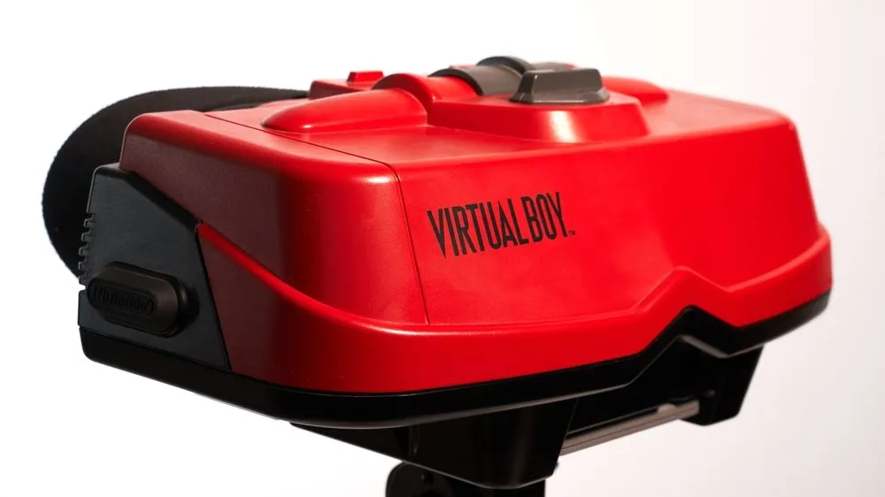 Thiết bị Nintendo Virtual Boy màu đỏ đen, đại diện cho công nghệ VR đa người chơi tiên phong nhưng thất bại