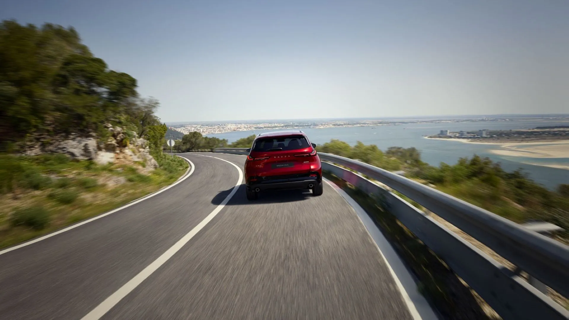 Thiết kế đuôi xe năng động của Mazda CX-5 2026 đang di chuyển trên đường