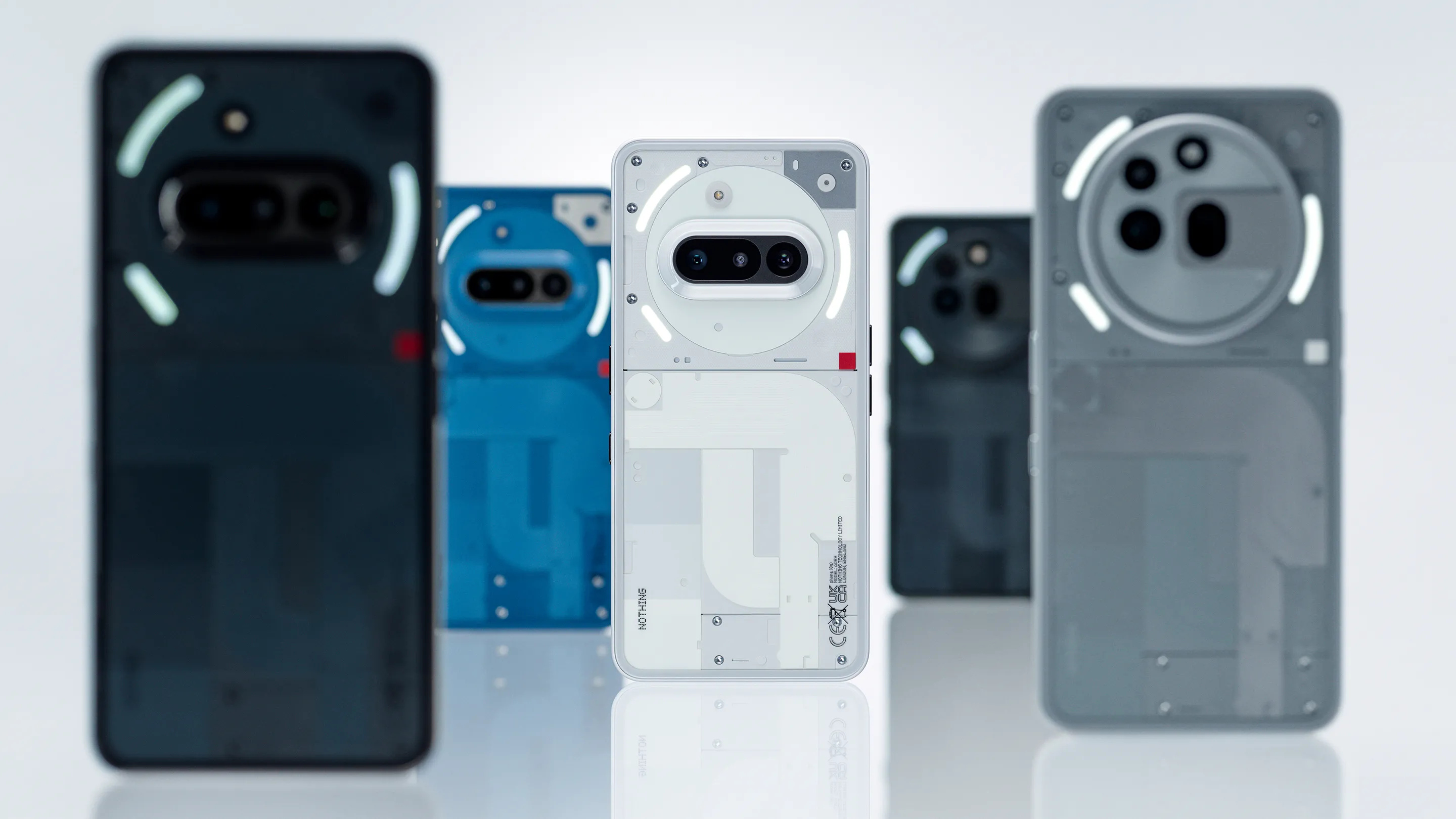 Thiết kế mặt lưng trong suốt đặc trưng của Nothing Phone (3a) với cụm camera kép ngang