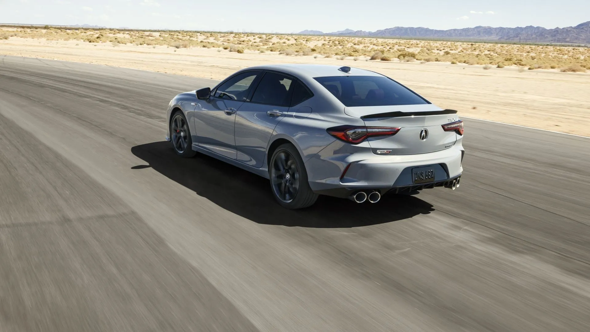 Thiết kế thể thao năng động của Acura TLX Type S 2024 trên đường