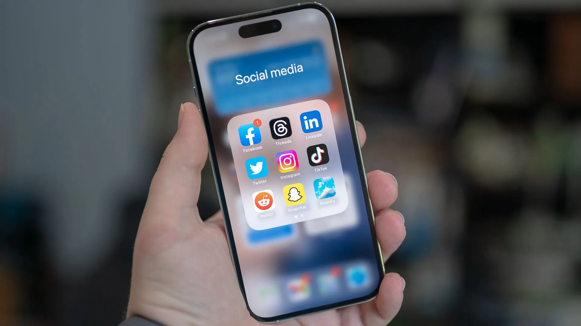 Thư mục chứa các ứng dụng mạng xã hội phổ biến trên iPhone, thể hiện sự đa dạng của các nền tảng mà người dùng có thể muốn từ bỏ.