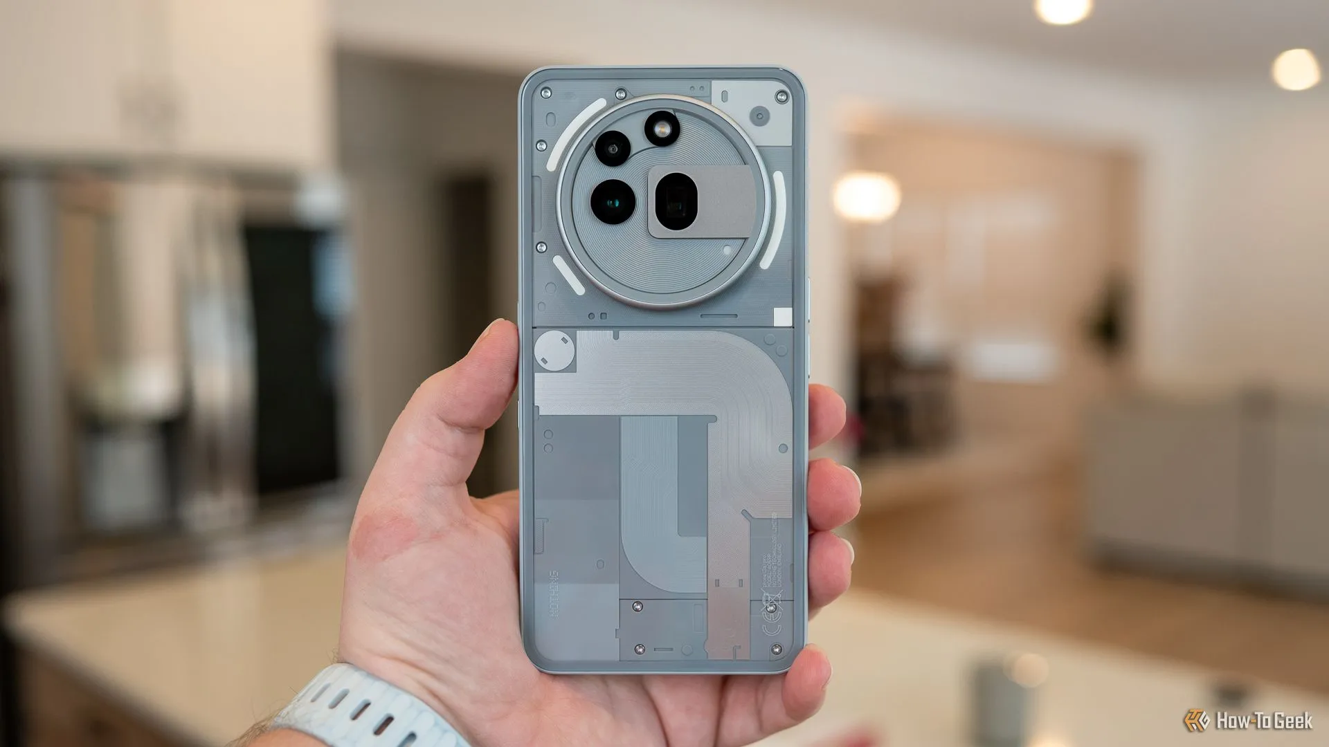 Tổng quan thiết kế Nothing Phone (3a) Pro, nổi bật với hệ thống đèn Glyph Interface