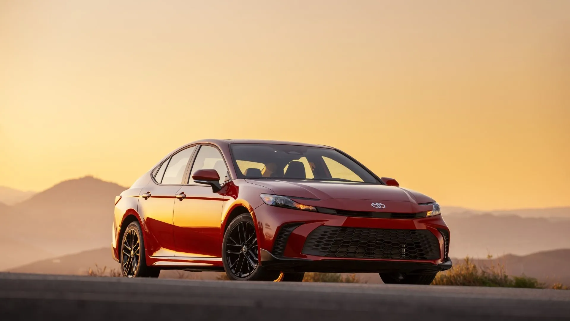Toyota Camry 2025 SE AWD màu đỏ nổi bật, thể hiện vẻ ngoài bền bỉ và hiện đại, xứng đáng với danh tiếng về độ tin cậy.