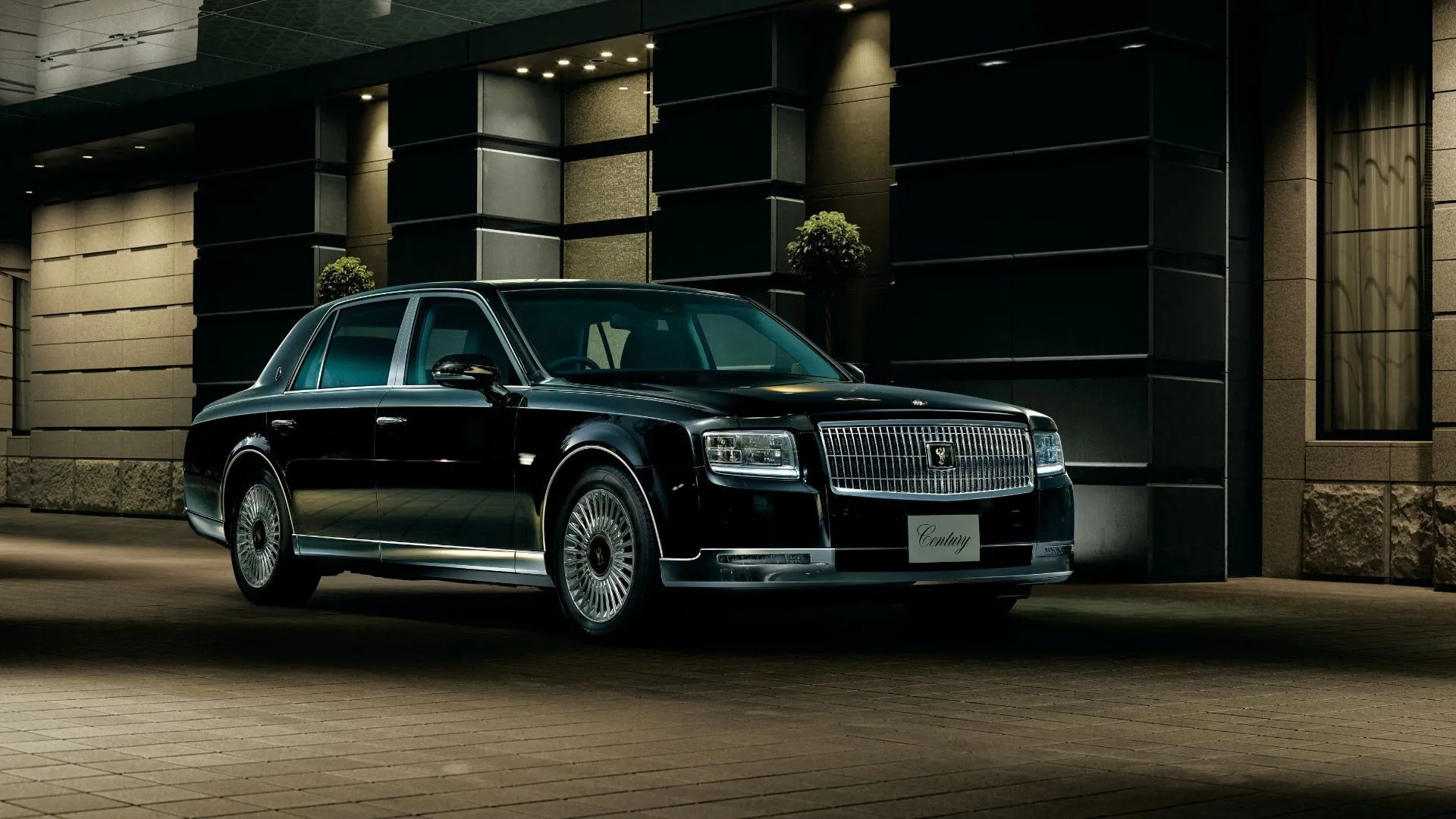Toyota Century 2018 màu đen đậu bên ngoài, biểu tượng của sự sang trọng tinh tế và đẳng cấp tại Nhật Bản.
