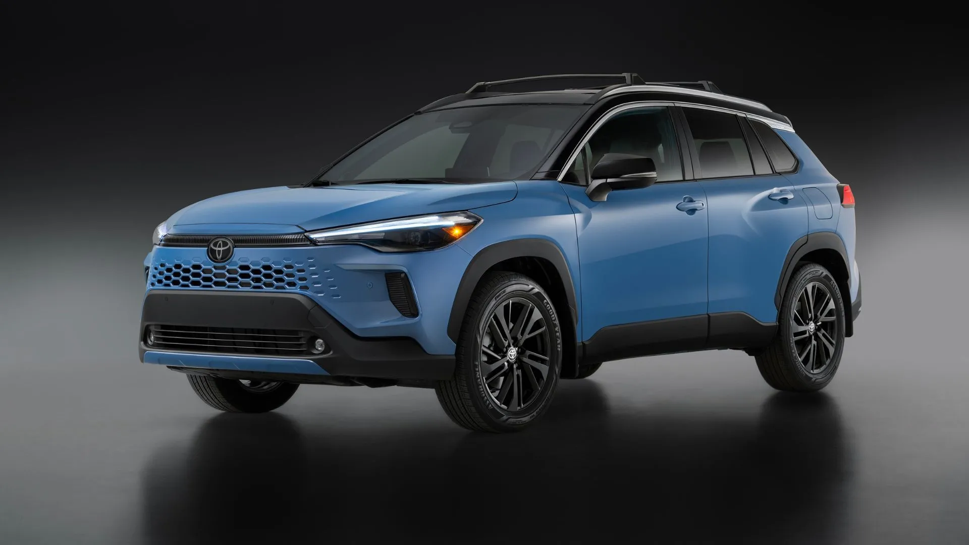 Toyota Corolla Cross Hybrid XSE 2026 màu xanh Cavalry Blue với thiết kế lưới tản nhiệt mới.