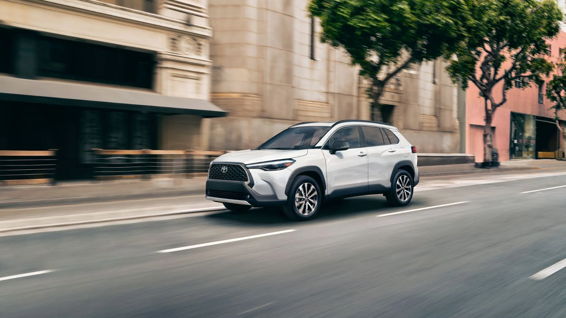 Toyota Corolla Cross L 2025 màu trắng thanh lịch di chuyển trong đô thị, mang đến sự tiện dụng của SUV với mức giá phải chăng.