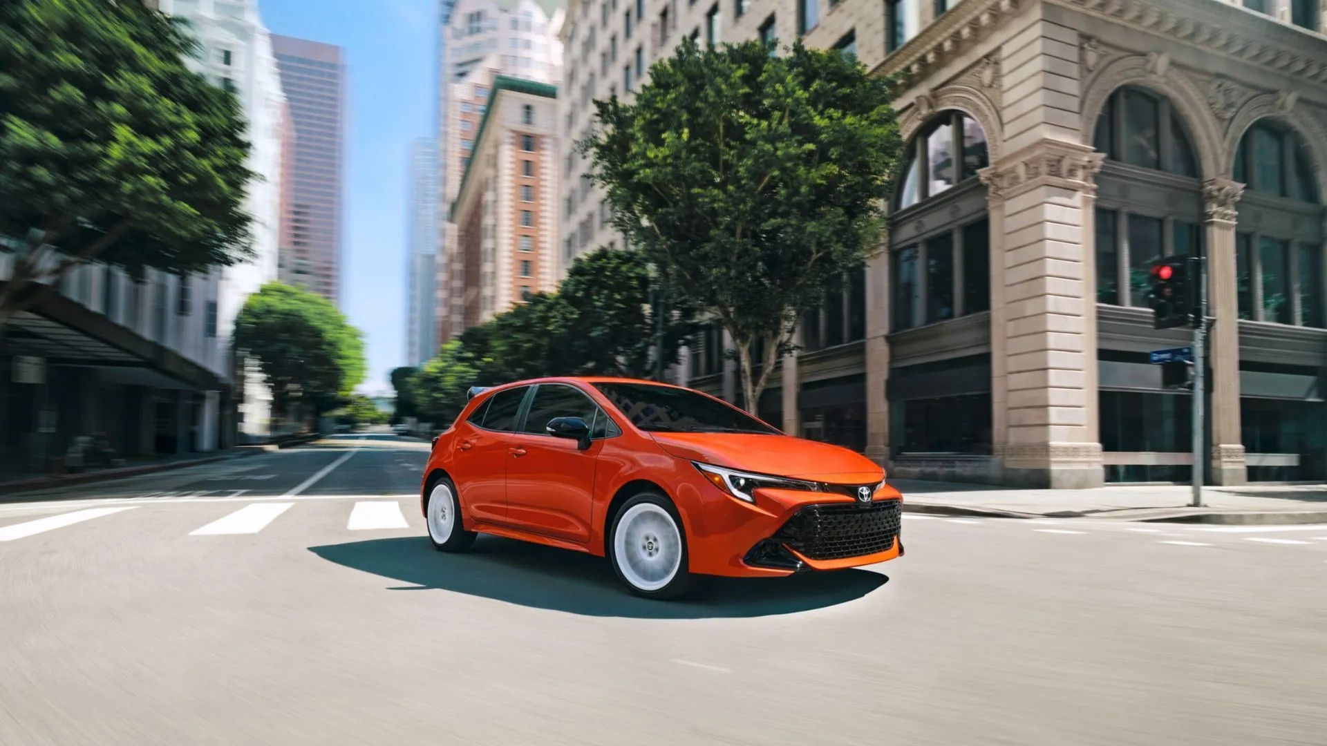 Toyota Corolla Hatchback FX Edition 2026 màu cam, mẫu xe thực dụng với chi phí bảo dưỡng cực thấp.