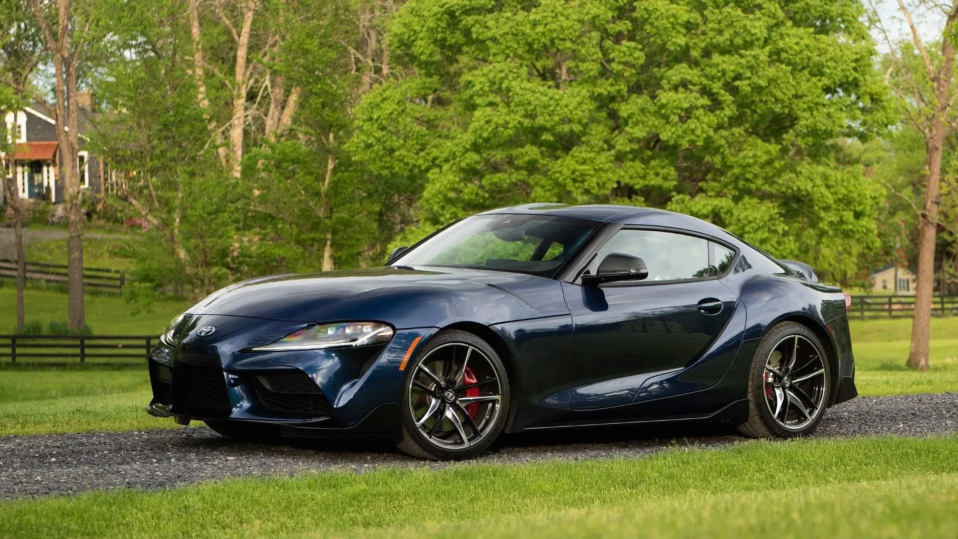 Toyota GR Supra 2020 màu đỏ nhìn từ góc 3/4 phía trước, biểu tượng xe thể thao Nhật Bản