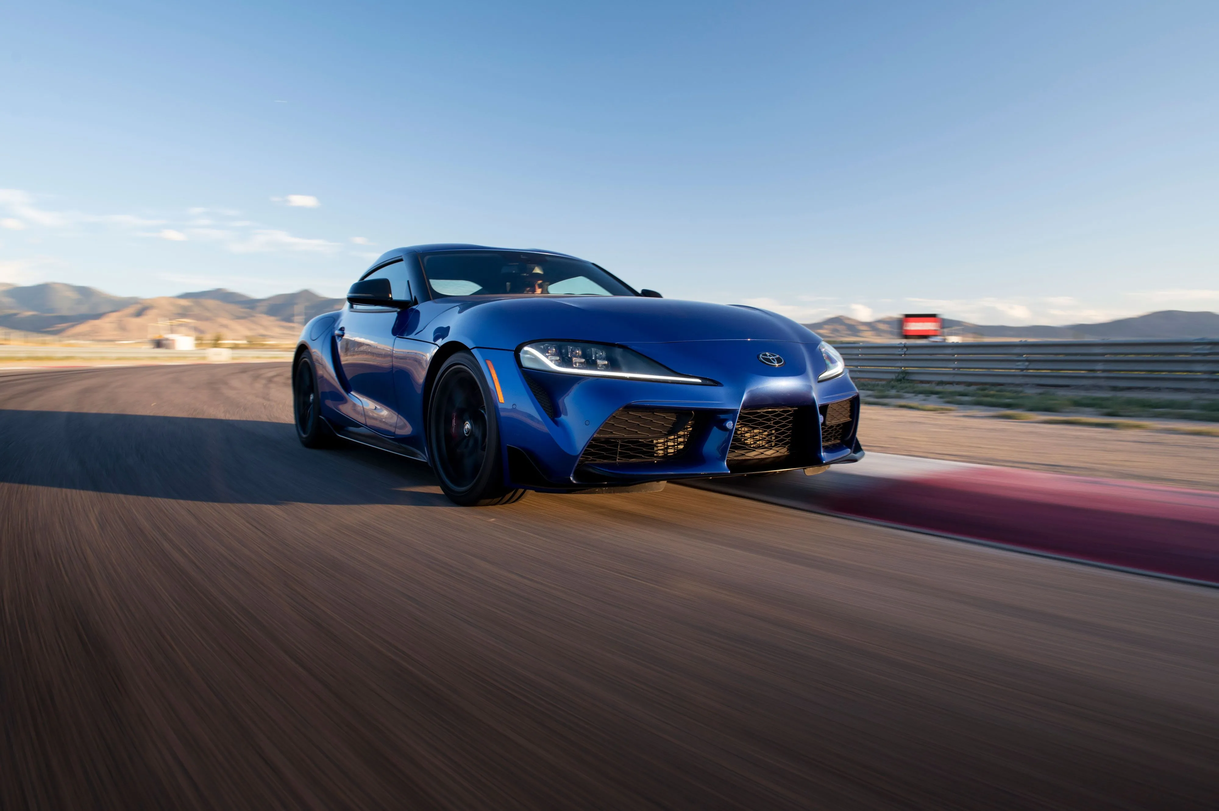 Toyota GR Supra 2025 màu xanh lam trên đường đua