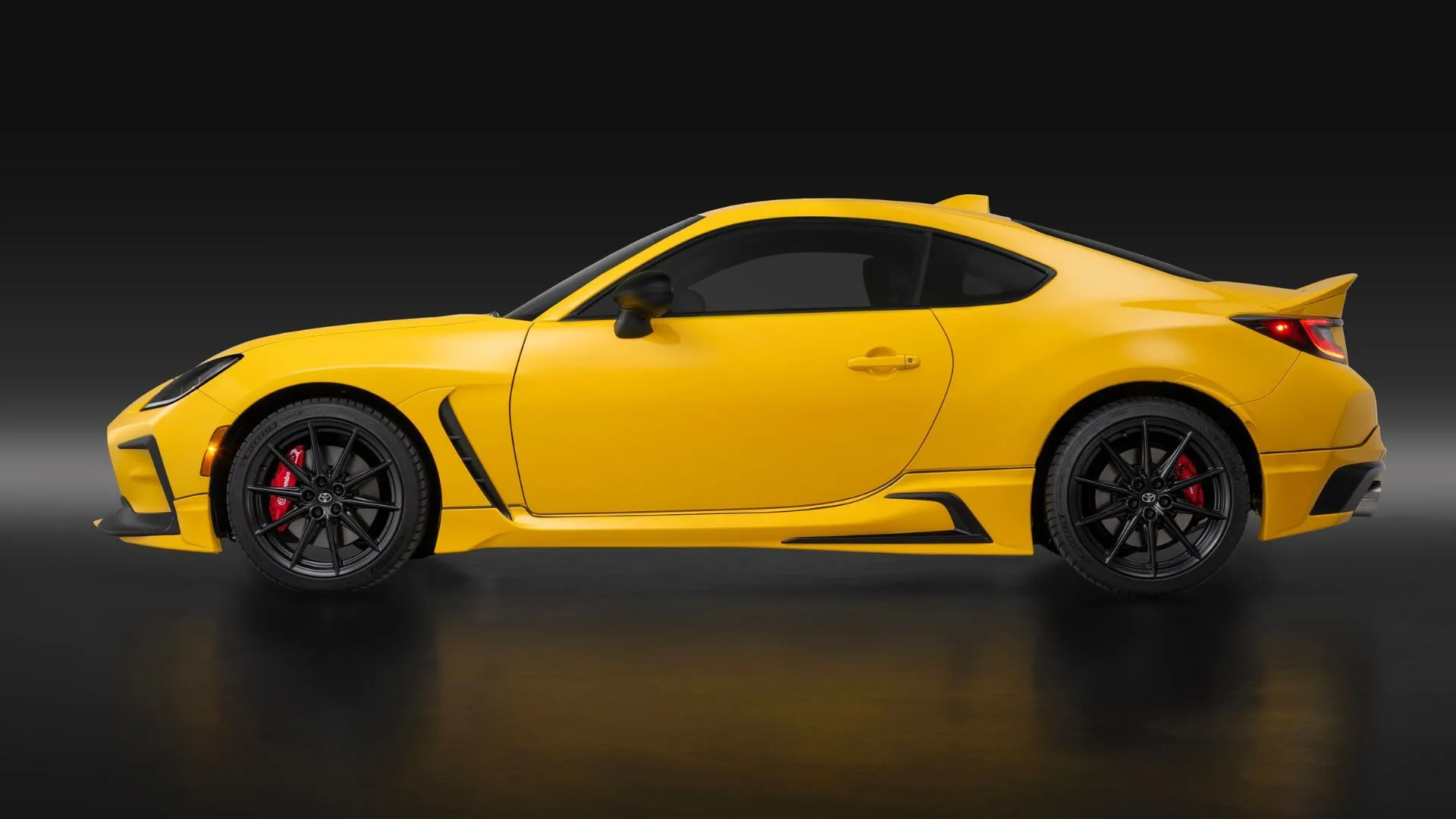 Toyota GR86 2026 màu vàng, đối thủ cạnh tranh của Mazda MX-5