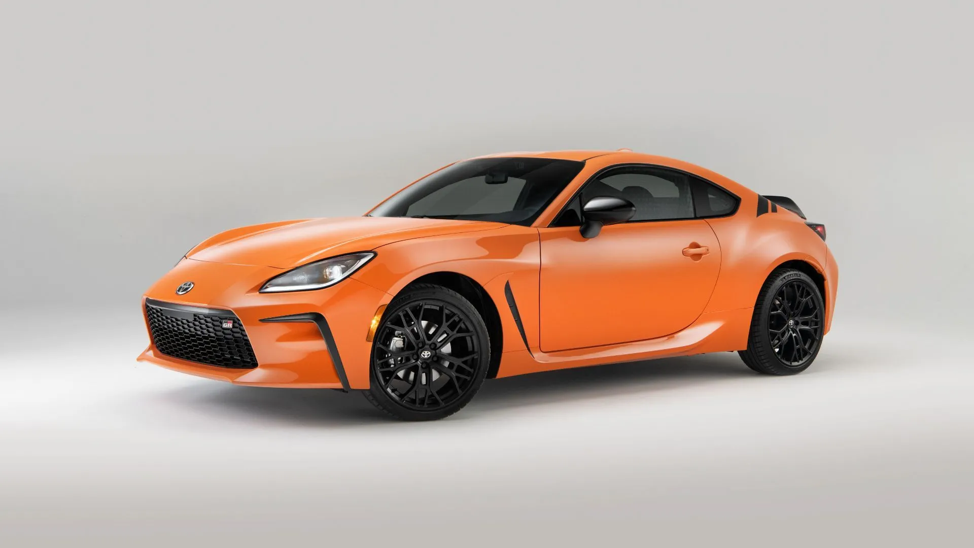 Toyota GR86 Special Edition 2023 màu cam nổi bật, mẫu xe thể thao ít tốn kém bảo dưỡng.