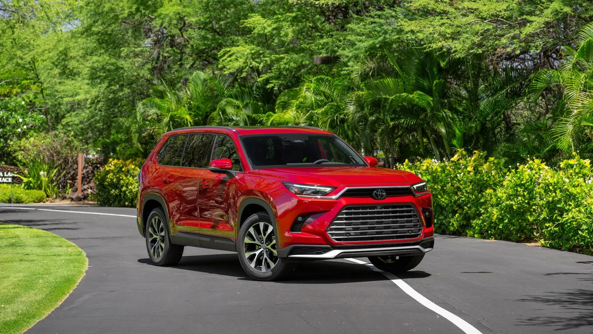 Toyota Grand Highlander Platinum Hybrid 2025 màu đỏ Ruby Flare Pearl, góc 3/4 phía trước, nổi bật với không gian 3 hàng ghế rộng rãi và hiệu suất mạnh mẽ.