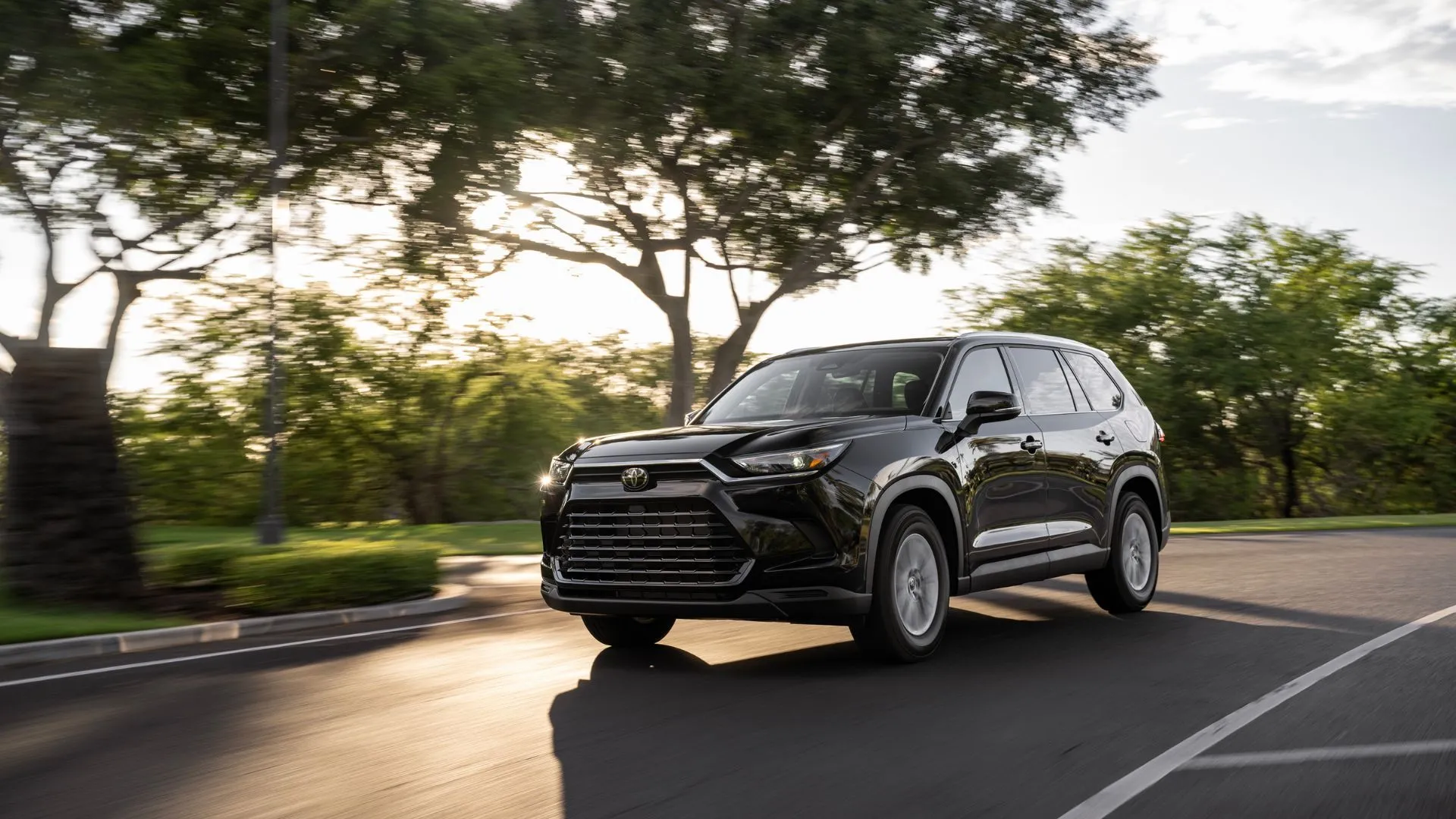 Toyota Grand Highlander XLE 2025 màu đen đang di chuyển