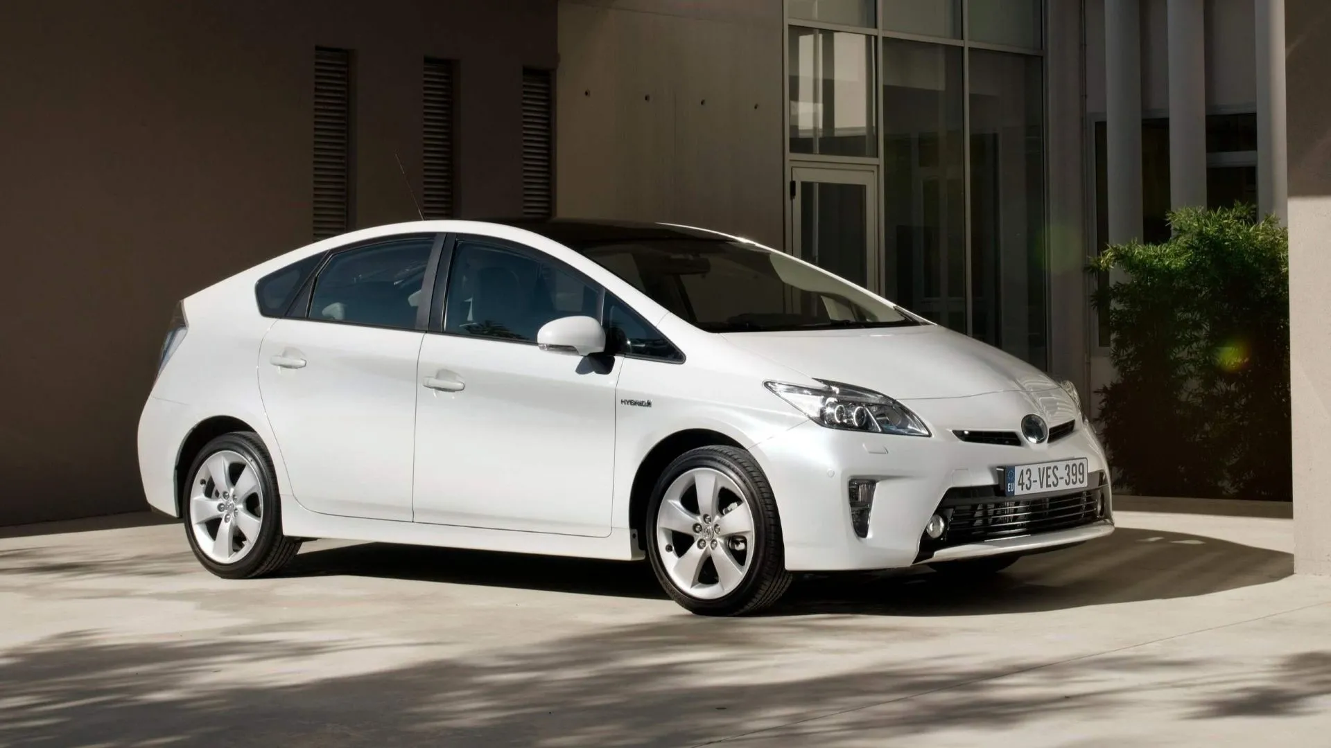 Toyota Prius 2012 màu bạc nhìn từ góc 3/4 phía trước