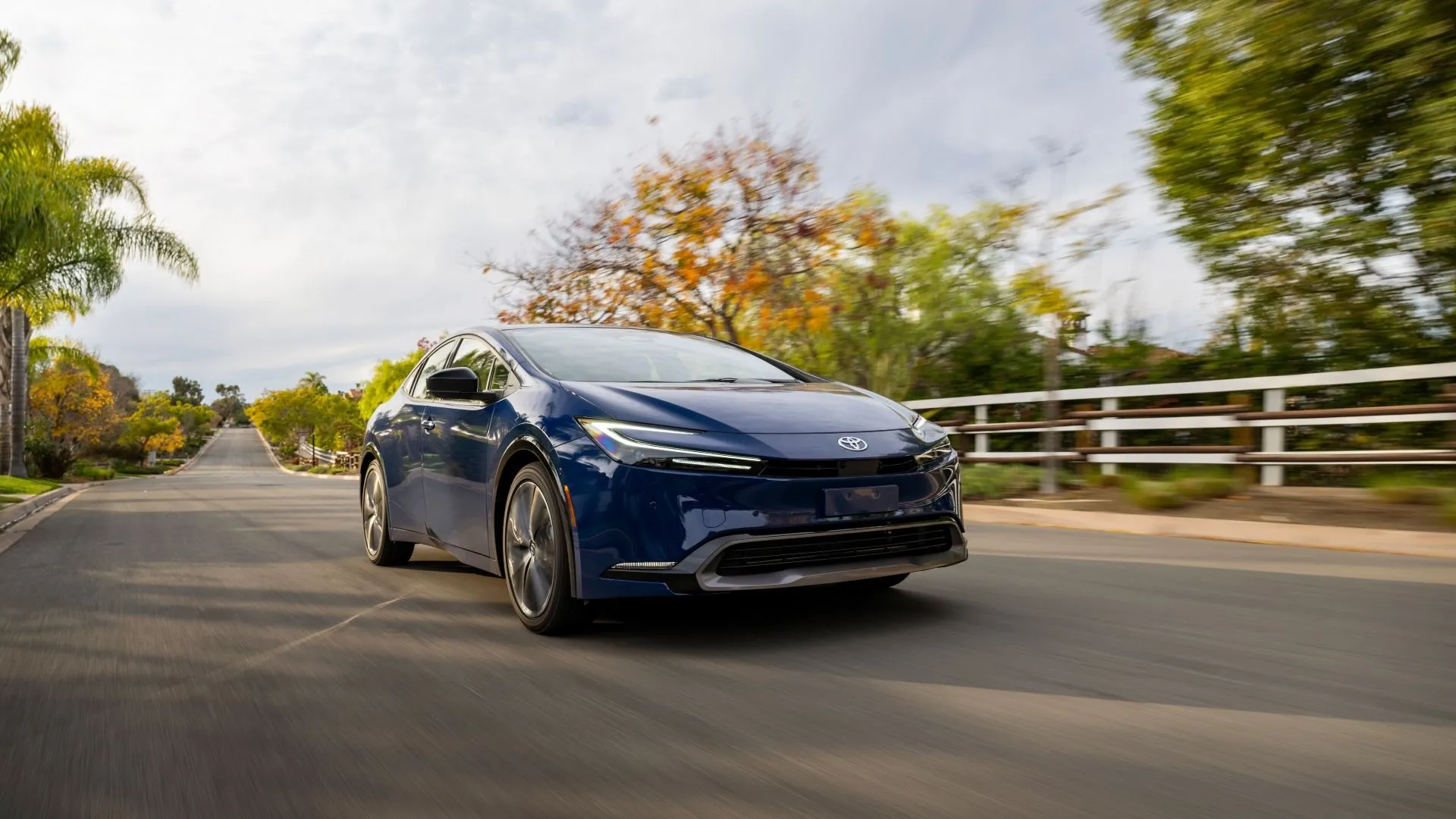 Toyota Prius 2025 phiên bản Limited màu xanh Reservoir Blue, góc 3/4 phía trước, thể hiện sự đột phá về thiết kế và hiệu quả nhiên liệu.