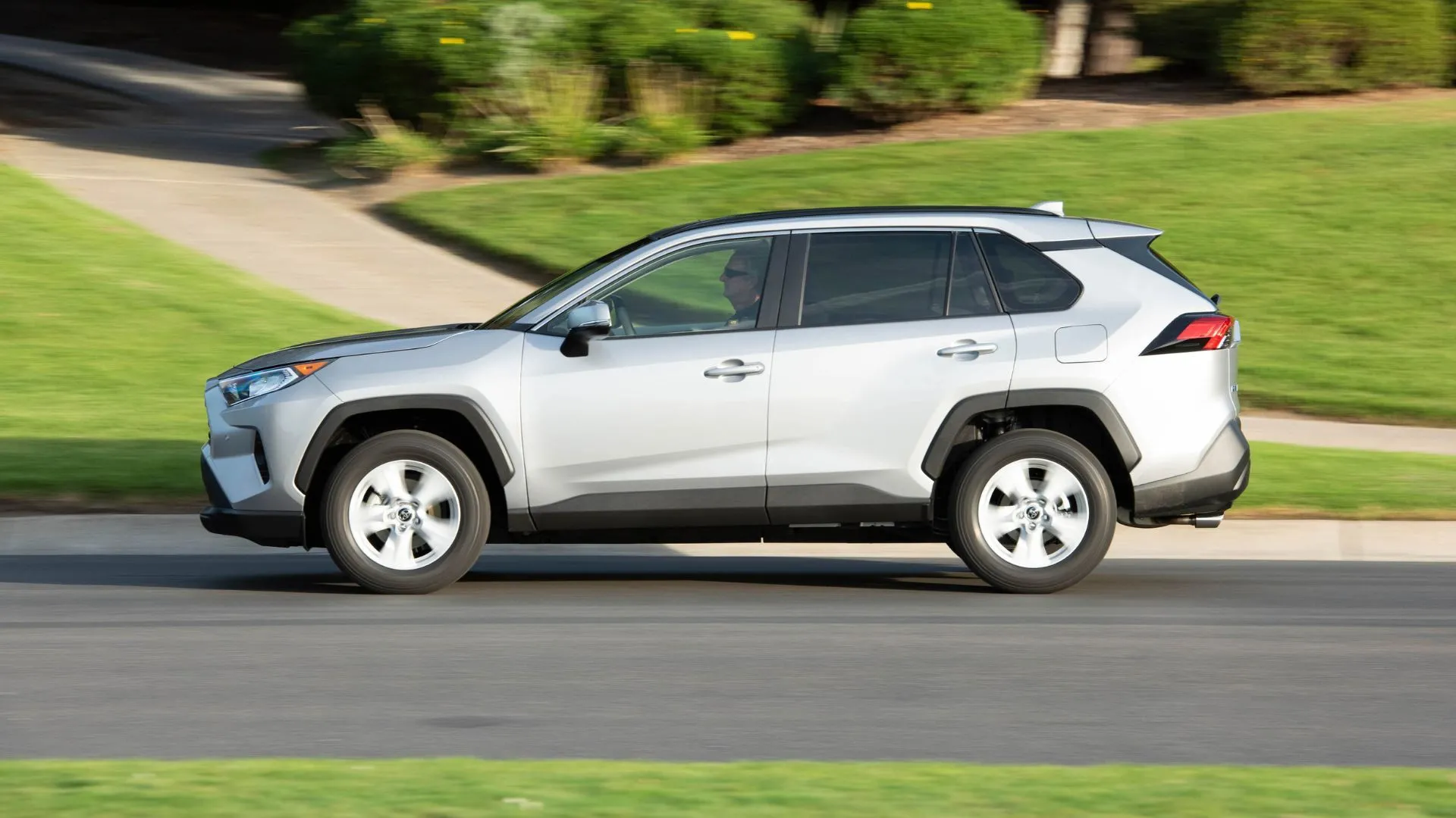 Toyota RAV4 2019 màu bạc lướt nhẹ qua khu dân cư, thể hiện sự phù hợp cho cả mục đích di chuyển đô thị và các hành trình dài.