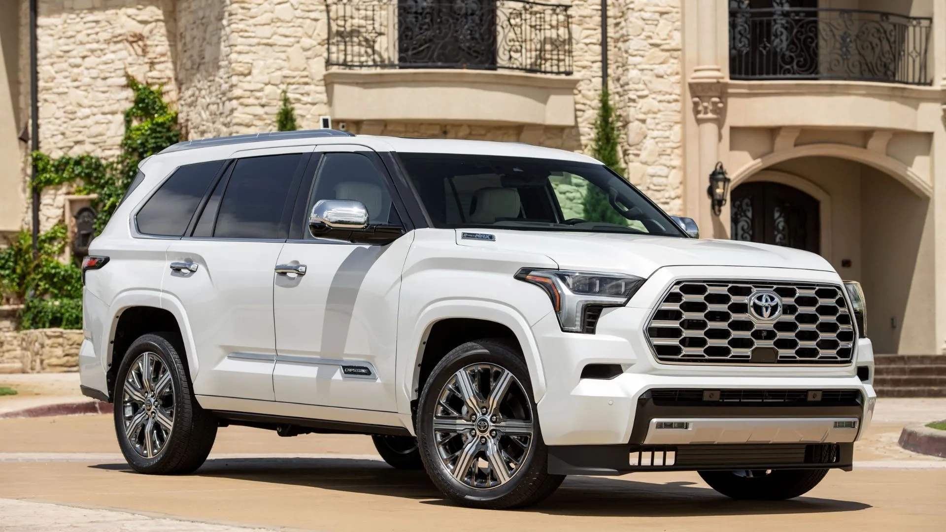 Toyota Sequoia 2024 màu trắng đậu bên ngoài một ngôi nhà
