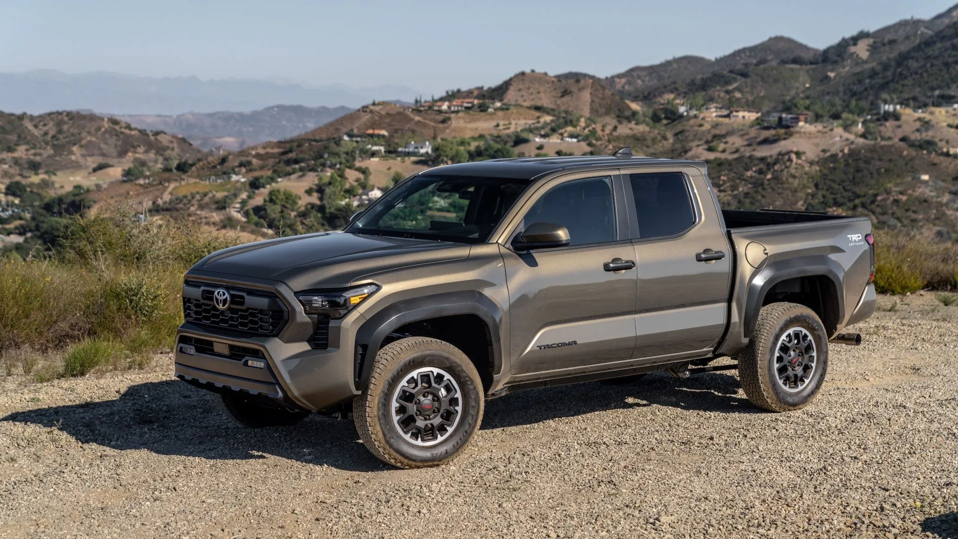 Toyota Tacoma 2025 TRD Off-Road màu đồng, nổi bật với khả năng off-road và thiết kế hiện đại