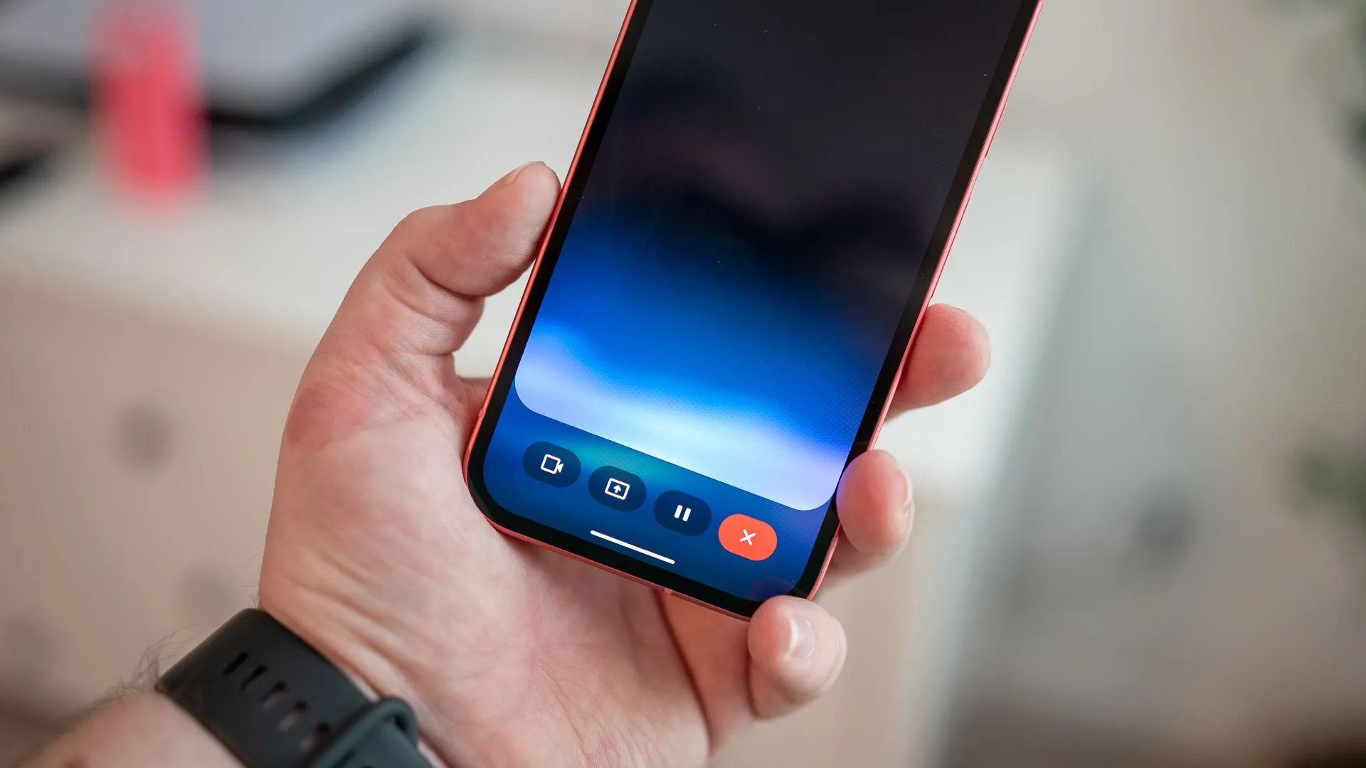 Trợ lý AI Gemini của Google đang hoạt động trên điện thoại Google Pixel 9a, minh họa khả năng tích hợp Gemini vào nhiều thiết bị, bao gồm cả ô tô.