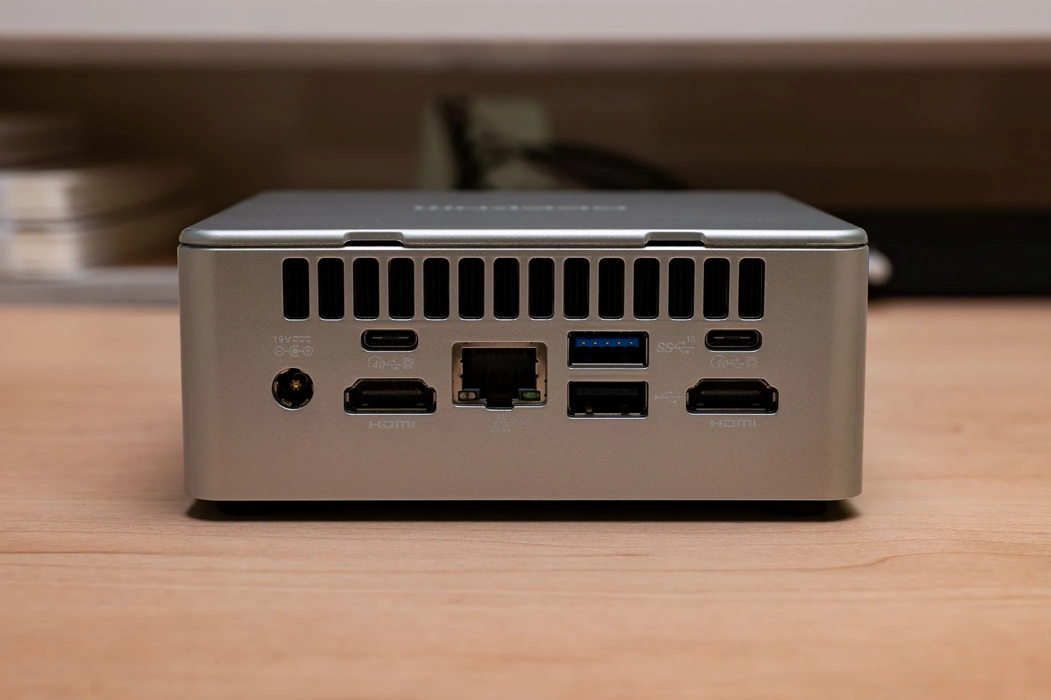 Tuyển chọn các cổng kết nối phía sau của Mini PC GEEKOM AE7, thể hiện sự đa dạng cổng USB và mạng