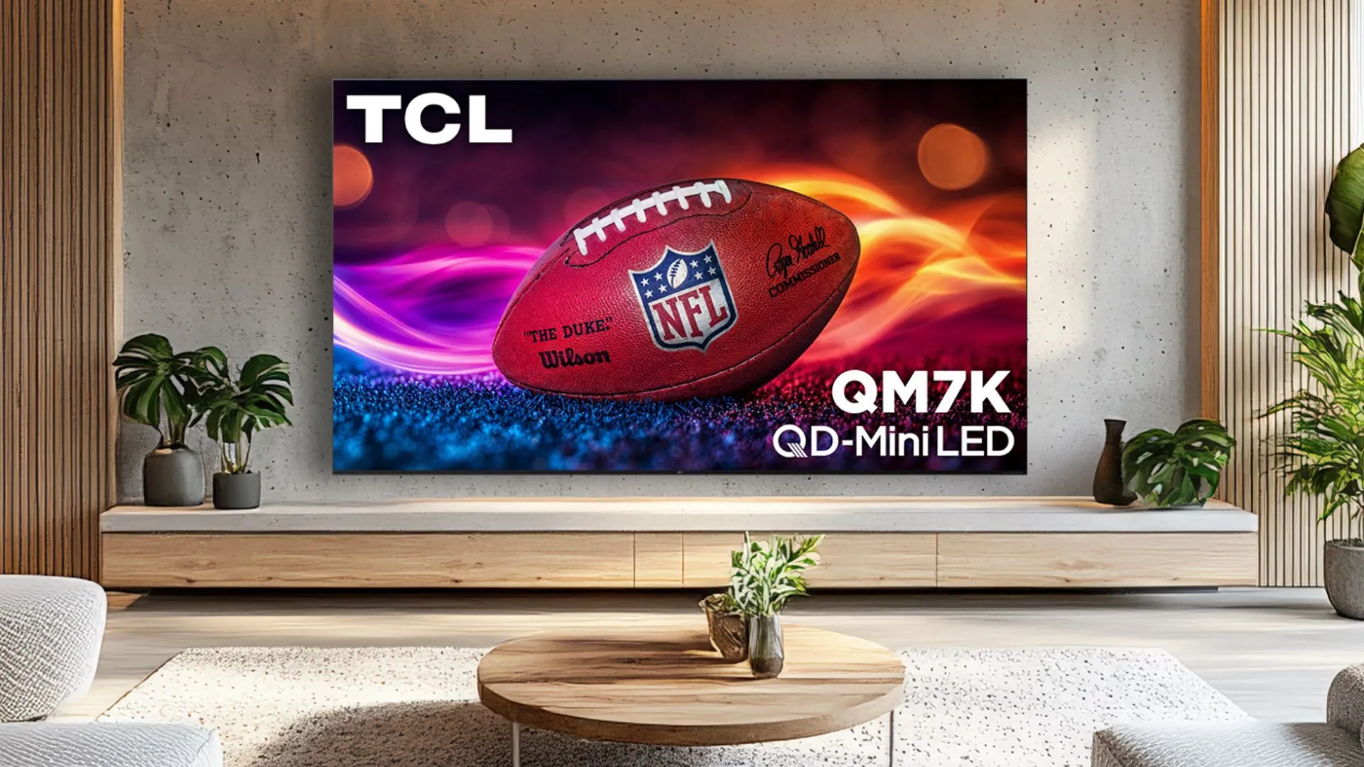 TV Mini-LED TCL QM7K hiển thị hình ảnh rực rỡ, góc nhìn rộng trong không gian sống hiện đại.
