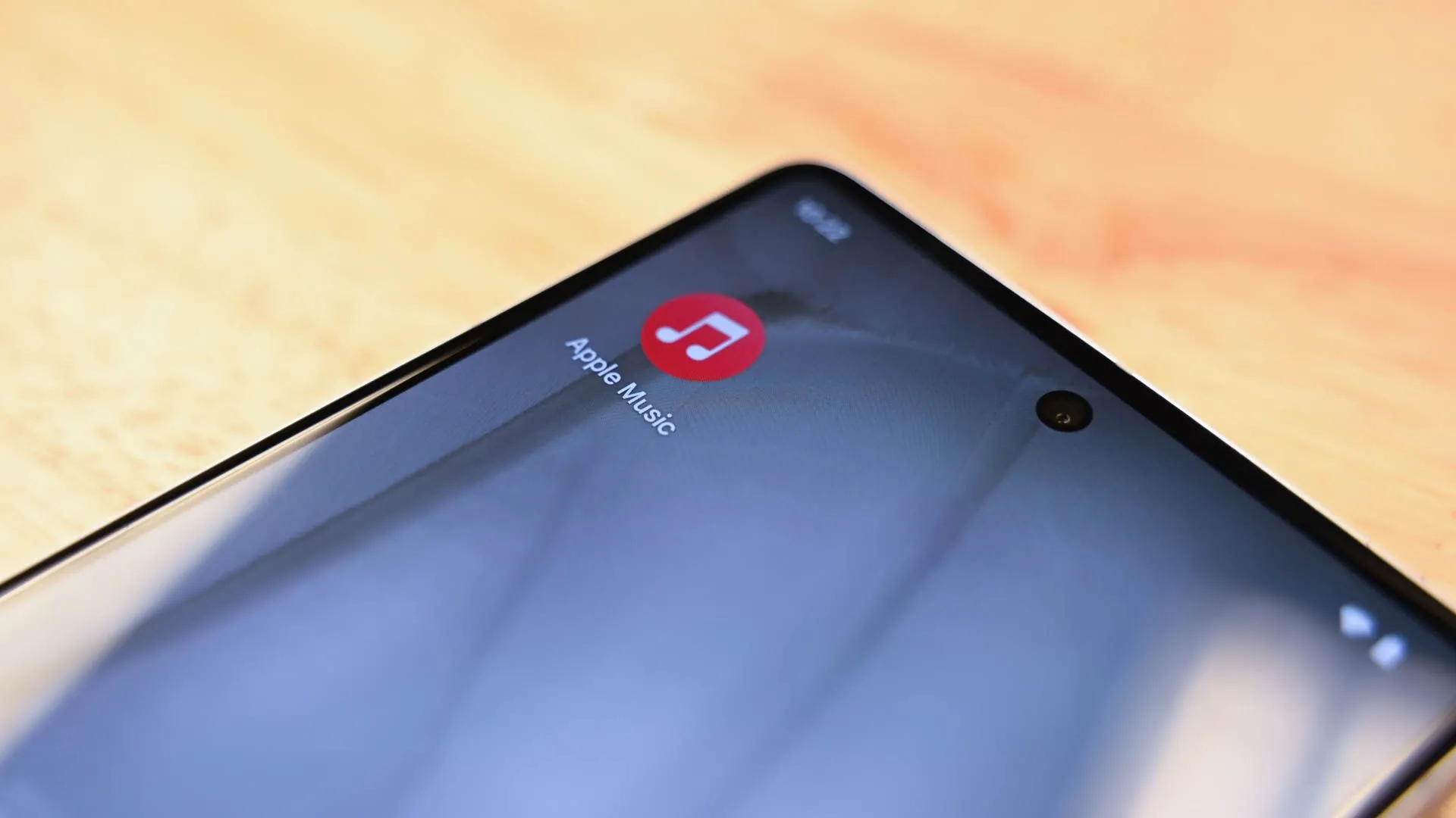Ứng dụng Apple Music chạy trên điện thoại Android, cho thấy khả năng truy cập thư viện nhạc và các tính năng radio.