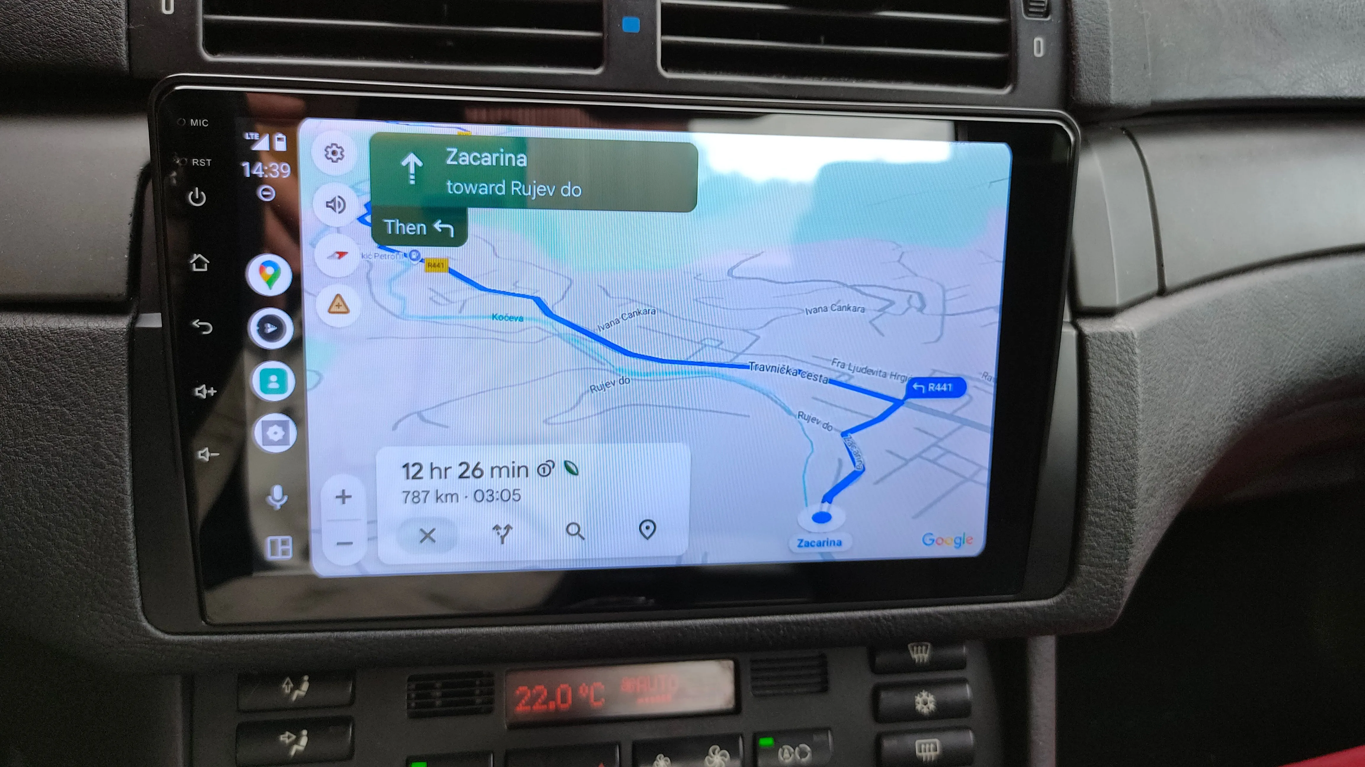 Ứng dụng Google Maps đang chạy trên màn hình đầu Android hậu mãi