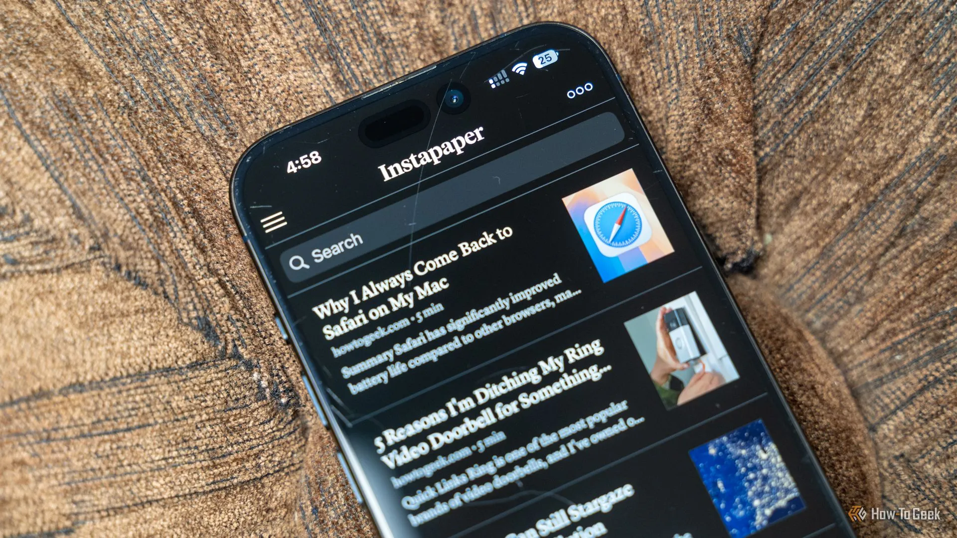 Ứng dụng Instapaper trên iPhone hiển thị các bài viết đã lưu để đọc sau, minh họa tính năng của các dịch vụ đọc sau