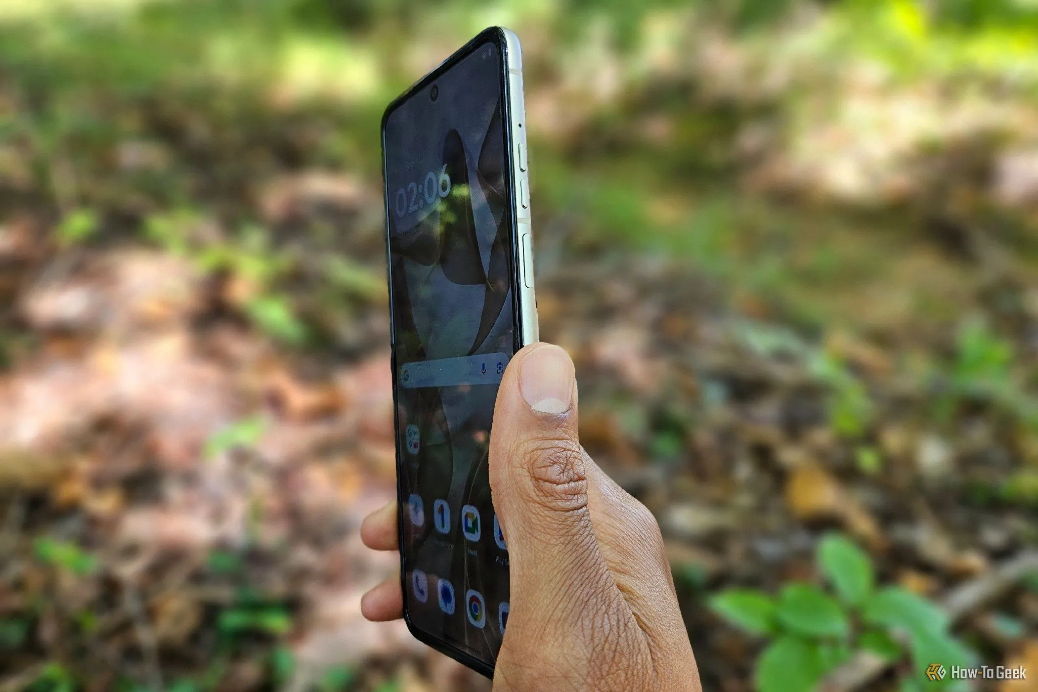 Vị trí nút âm lượng và nguồn ở cạnh bên của Motorola Razr 2024, minh họa chiều cao bất tiện.