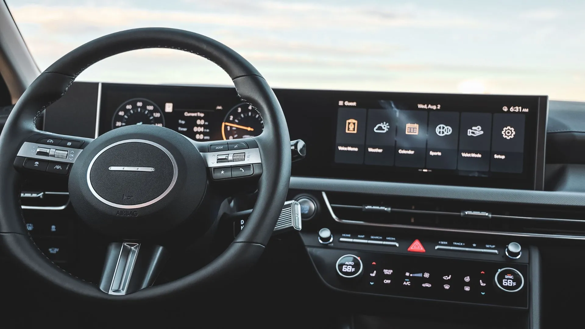 Vô lăng bọc da và màn hình giải trí trung tâm 12.3 inch HD của Hyundai Sonata Hybrid Limited 2025, thể hiện công nghệ tiên tiến.