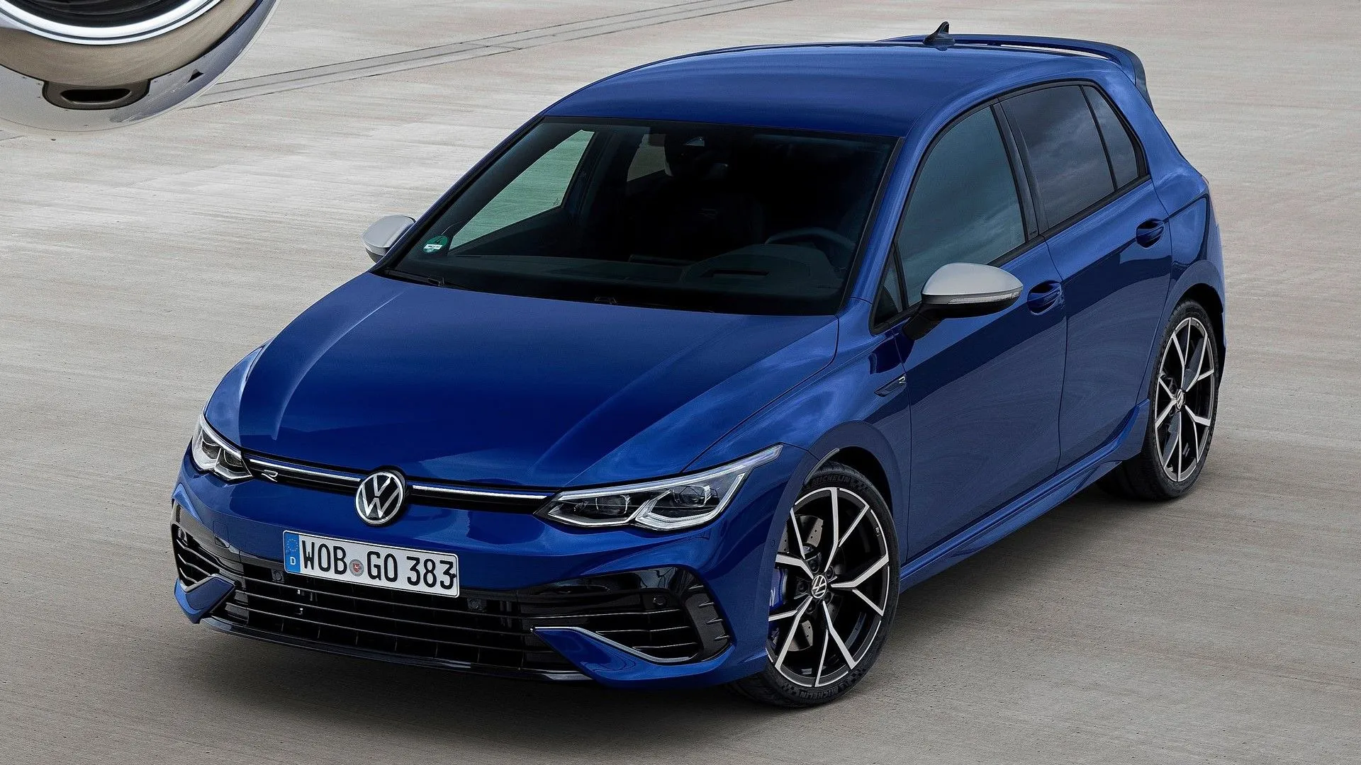 Volkswagen Golf R 2022 màu xanh nổi bật nhìn từ góc 3/4 phía trước, một hot hatchback mạnh mẽ