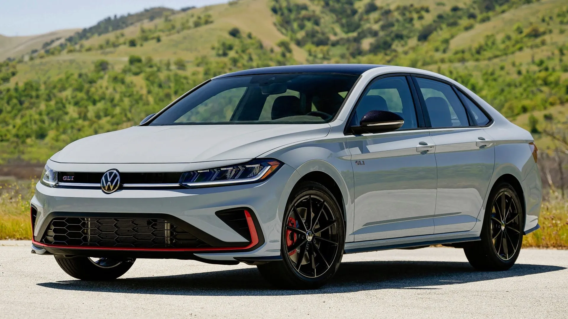 Volkswagen Jetta GLI 2025 màu trắng, phiên bản sedan hiệu suất cao với số sàn
