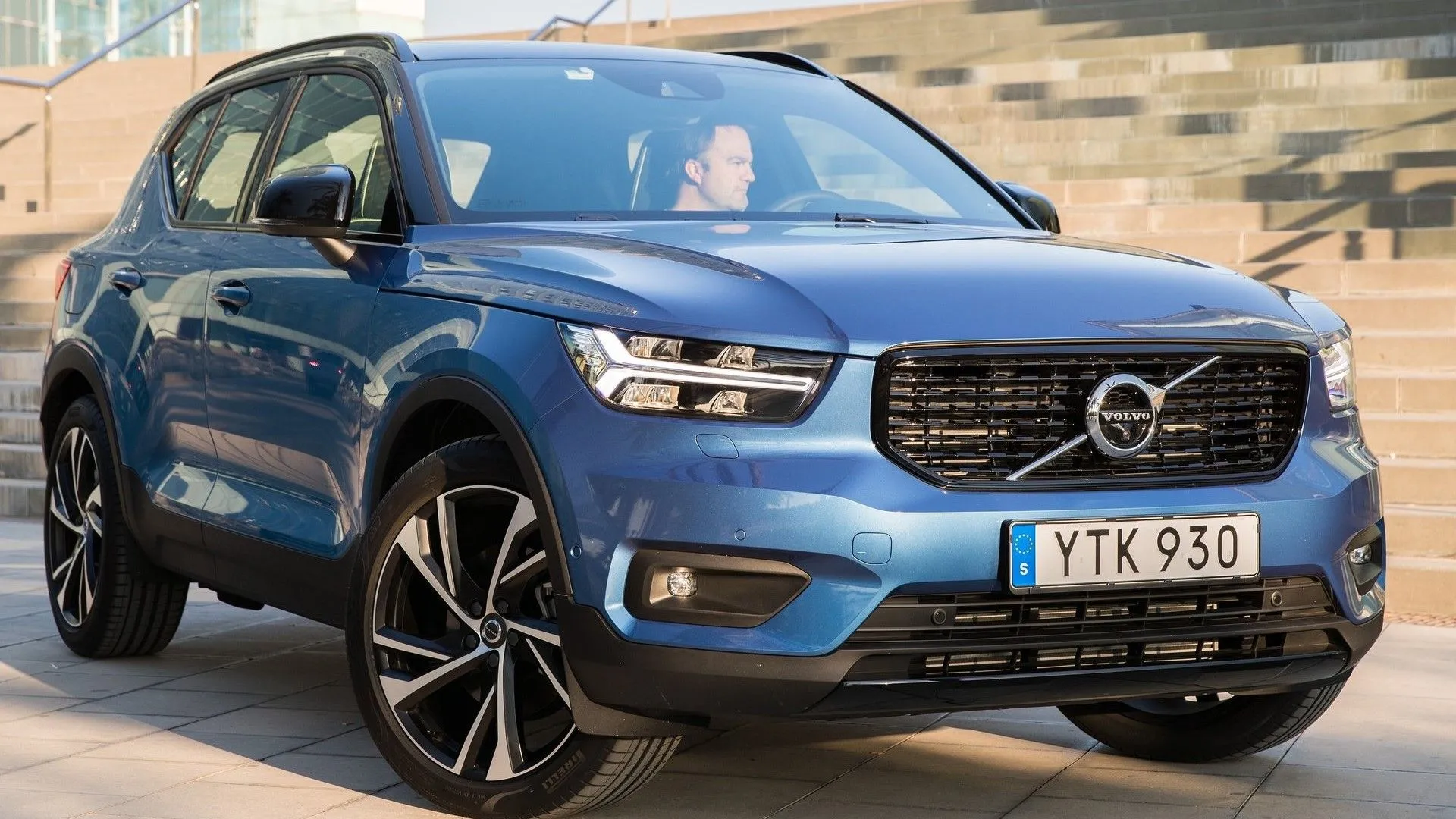 Volvo XC40 2019 màu xanh dương với phong cách SUV đô thị cá tính, hiện đại