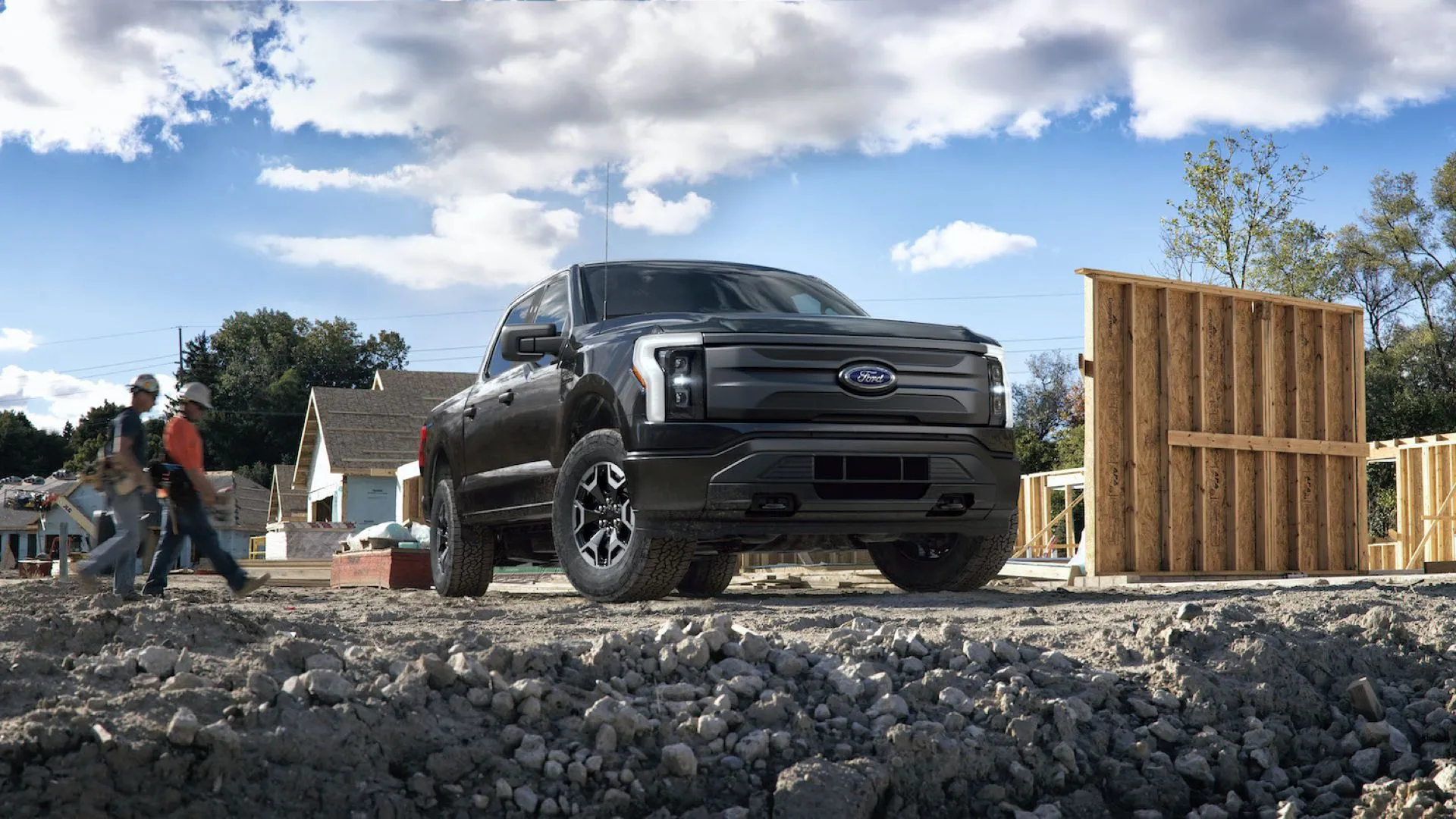 Xe bán tải điện Ford F-150 Lightning Pro trên công trường, thể hiện cam kết của Ford với xe điện đa dụng.
