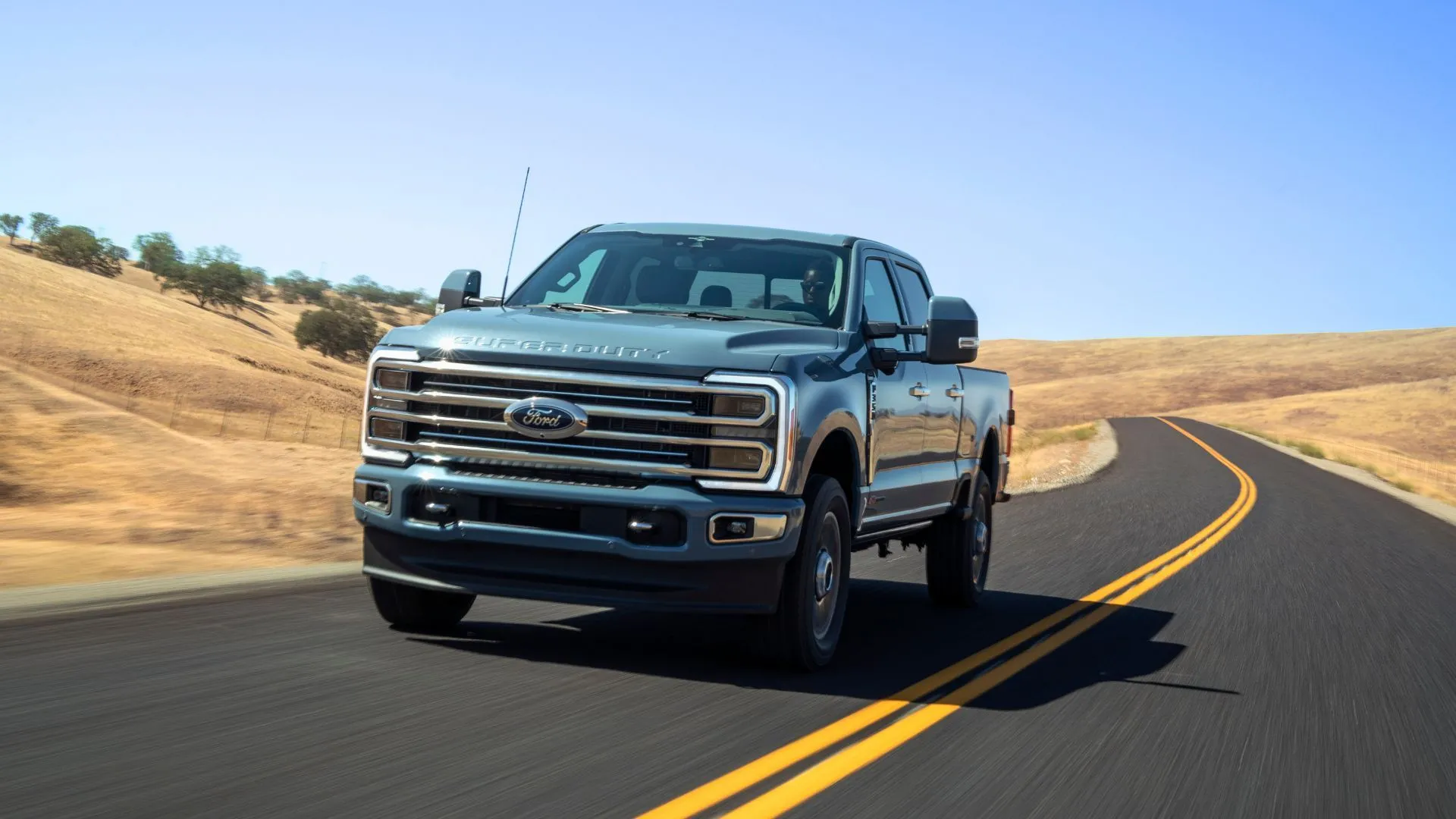 Xe bán tải Ford Super Duty F-350 Limited 2023 đang chạy trên đường, bị lỗi cửa sổ điện