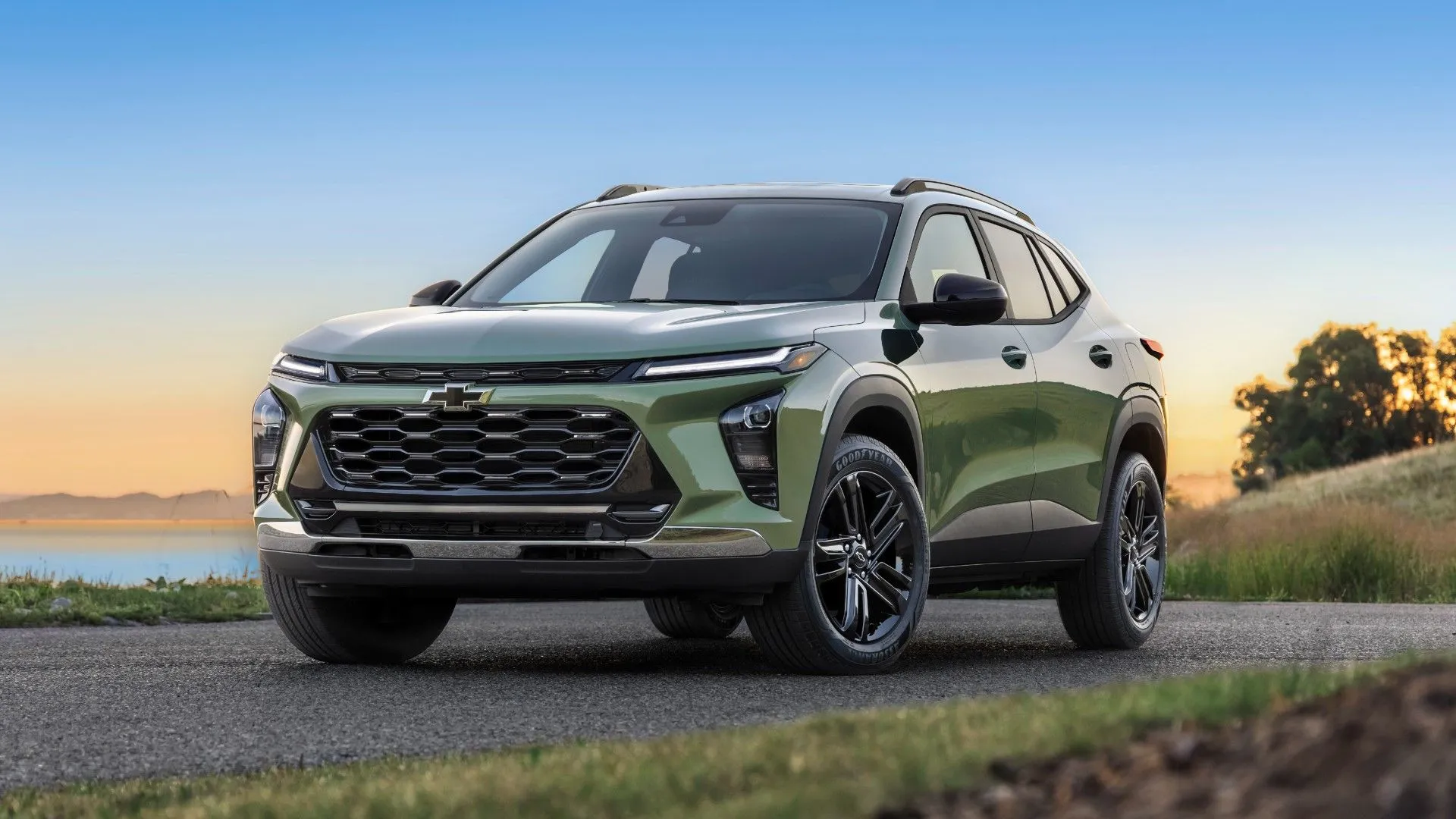 Xe Chevrolet Trax 2024 màu bạc đỗ bên đường vào lúc hoàng hôn, với thiết kế hiện đại và thanh lịch.