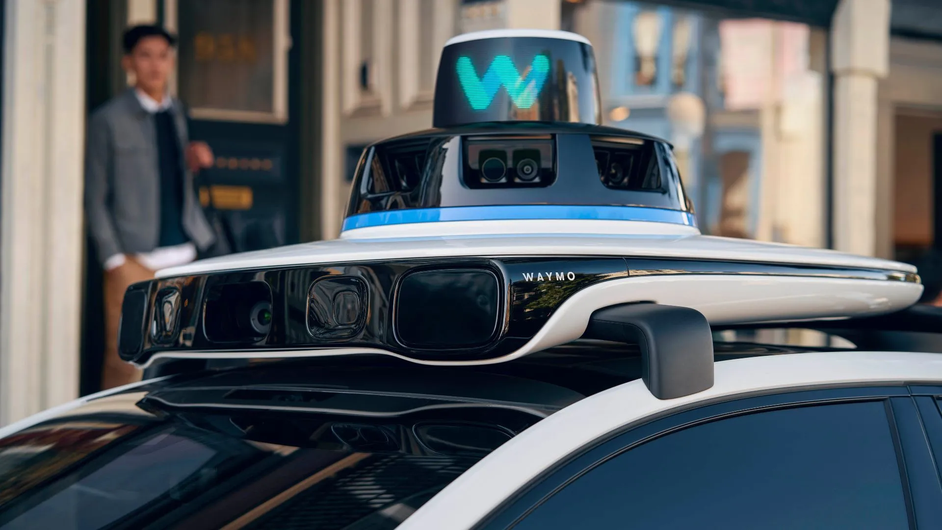 Xe robotaxi Jaguar I-Pace của Waymo với nhiều cảm biến gắn trên nóc và thân xe, biểu tượng của công nghệ xe tự lái