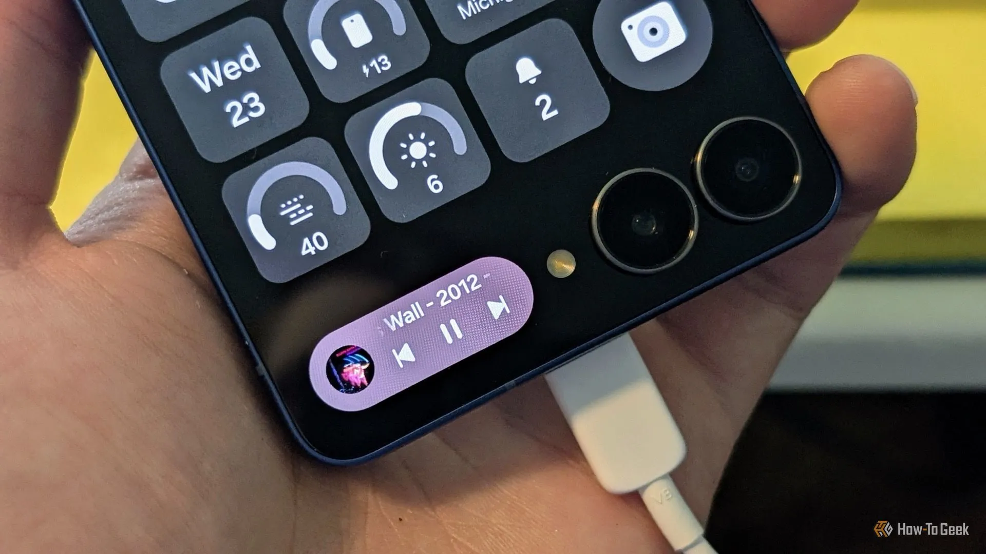 Màn hình ngoài của Galaxy Z Flip 7 hiển thị tính năng Now Bar với các thông báo theo thời gian thực từ One UI 8.