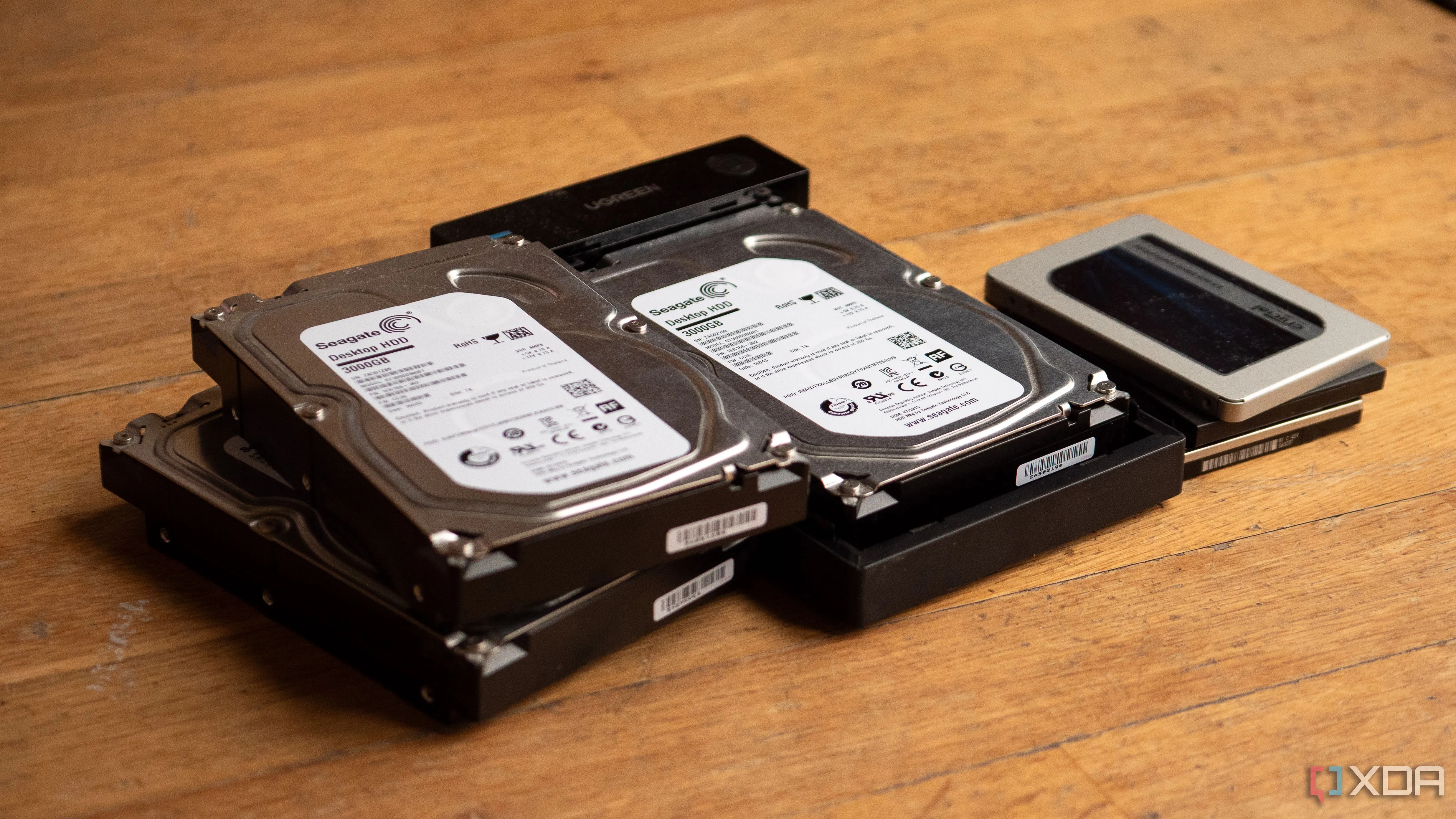 Một vài ổ HDD và SSD, với một ổ HDD bên trong hộp đựng ổ đĩa Ugreen