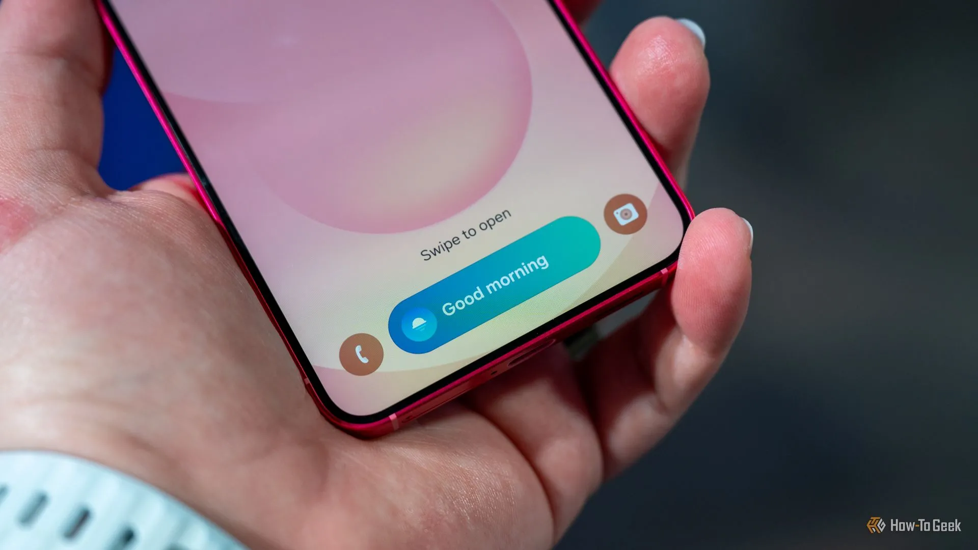 Now Bar đang hoạt động trên màn hình khóa của Samsung Galaxy S25, cung cấp thông tin nhanh chóng cho người dùng.