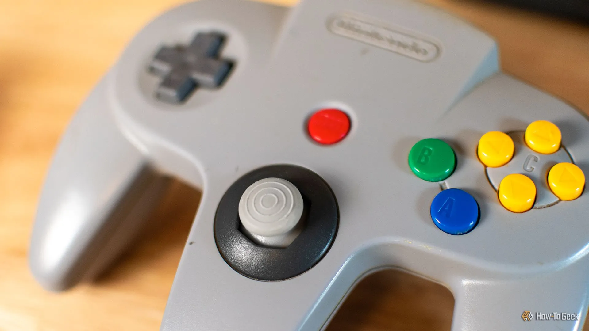 Tay cầm Nintendo 64 đã được thay thế cần analog mới, sẵn sàng cho trải nghiệm chơi game retro.