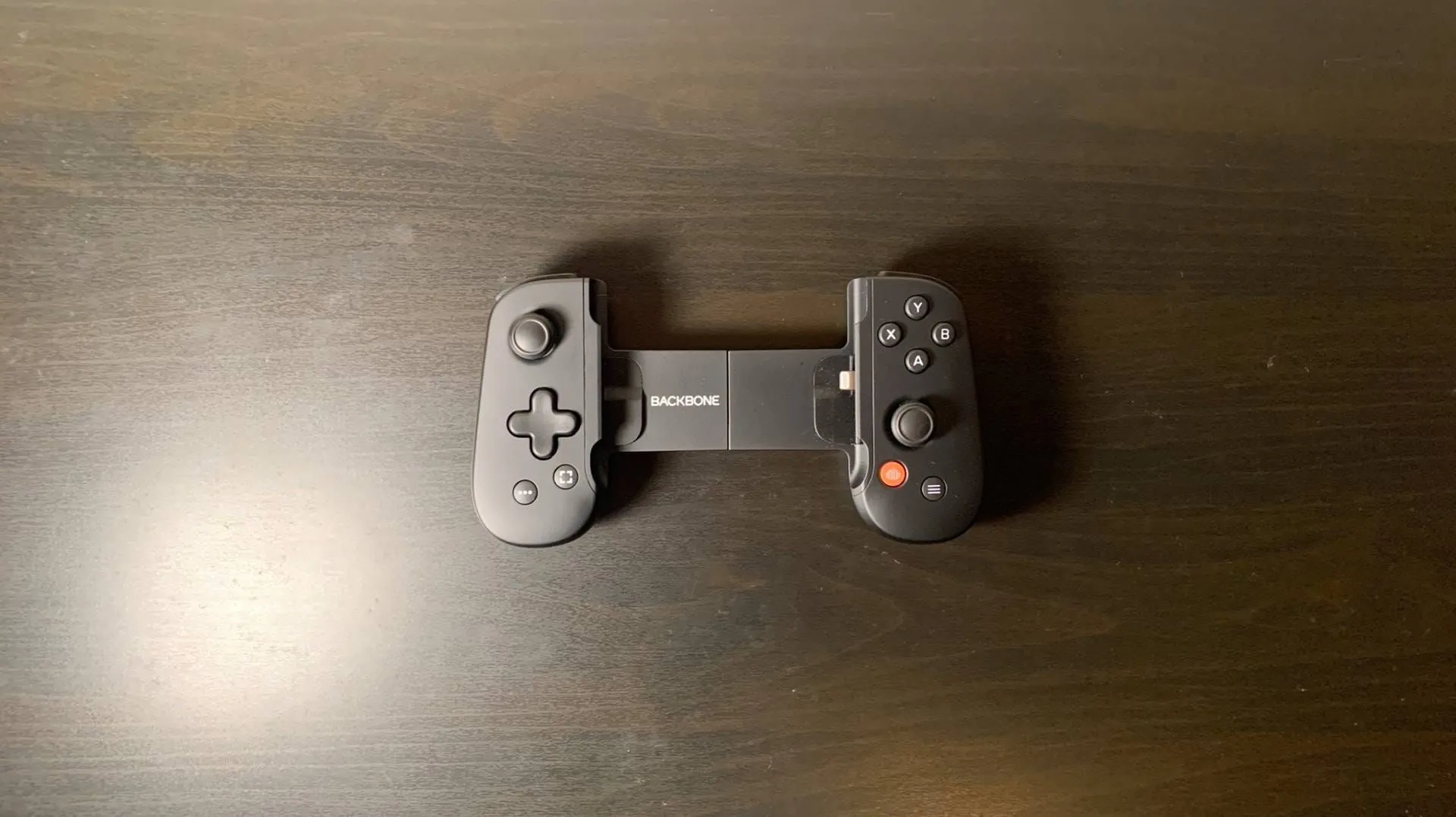 Thiết bị tay cầm chơi game di động Backbone One gắn kèm iPhone, giúp game thủ trải nghiệm các tựa game AAA qua Xbox Cloud Gaming một cách tiện lợi.