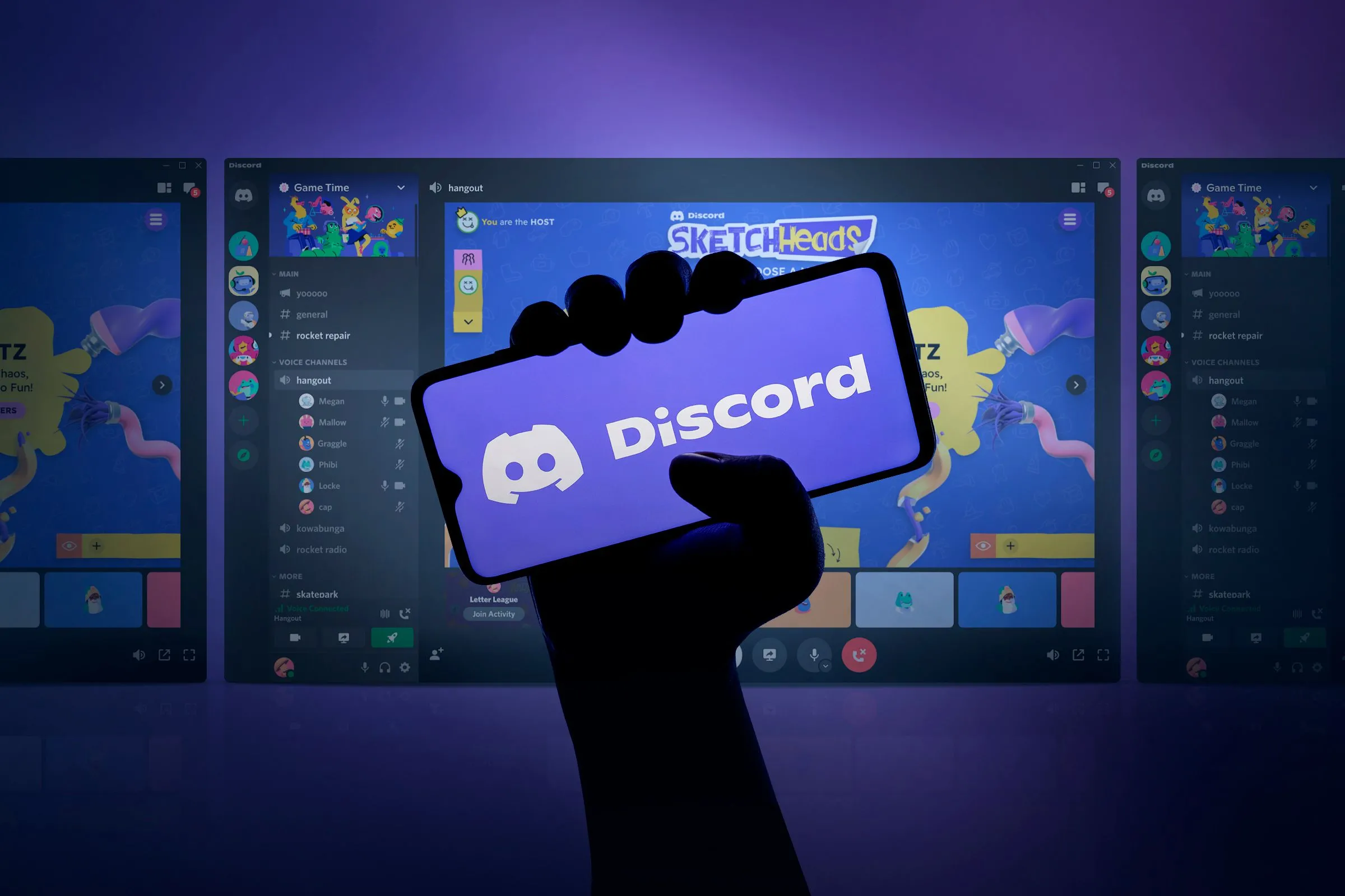 Bàn tay đang cầm điện thoại thông minh hiển thị logo Discord, phía sau là màn hình với các trò chơi Discord